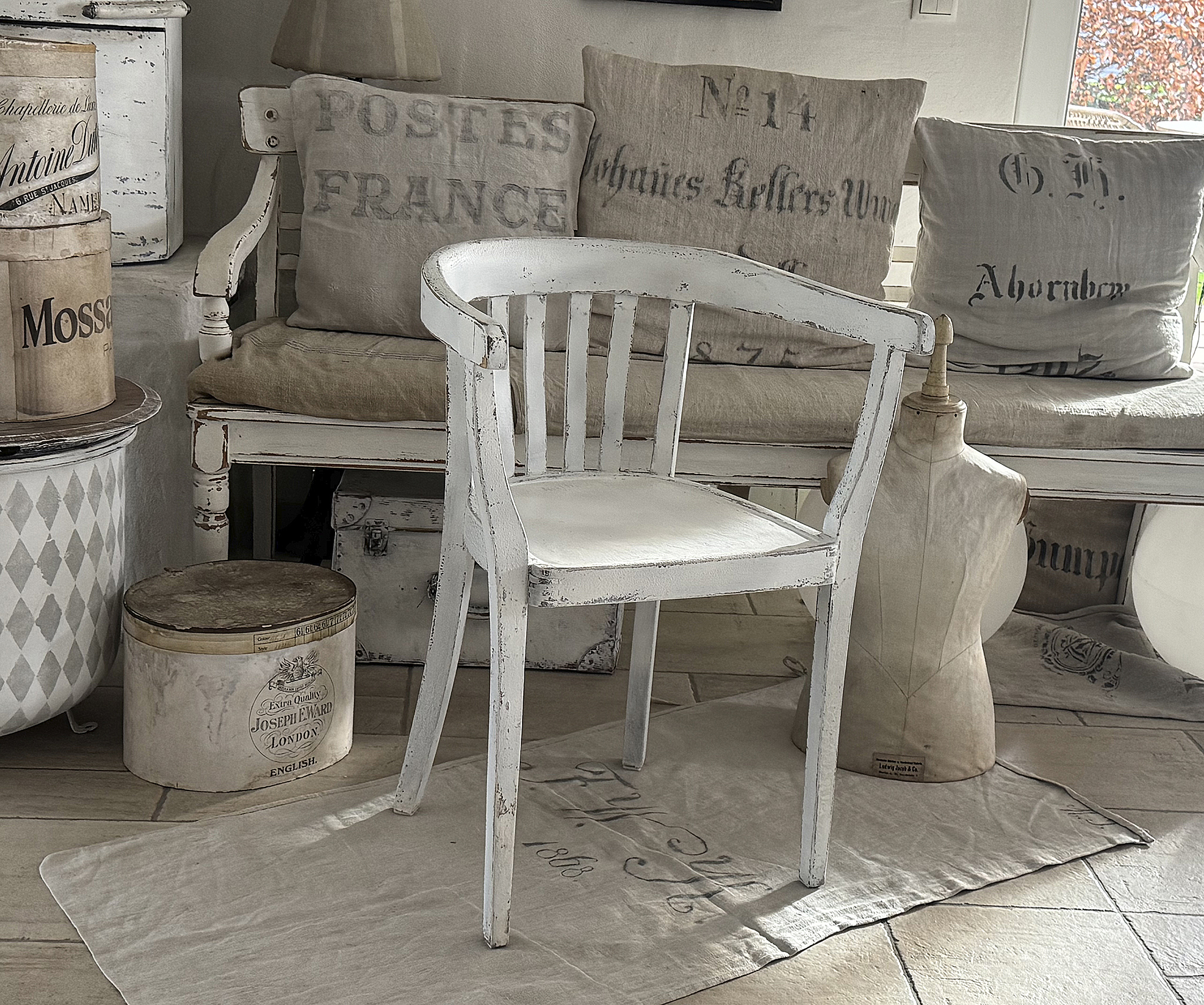 Alter Armlehnenstuhl Bauhaus im weißen Vintagekleid***