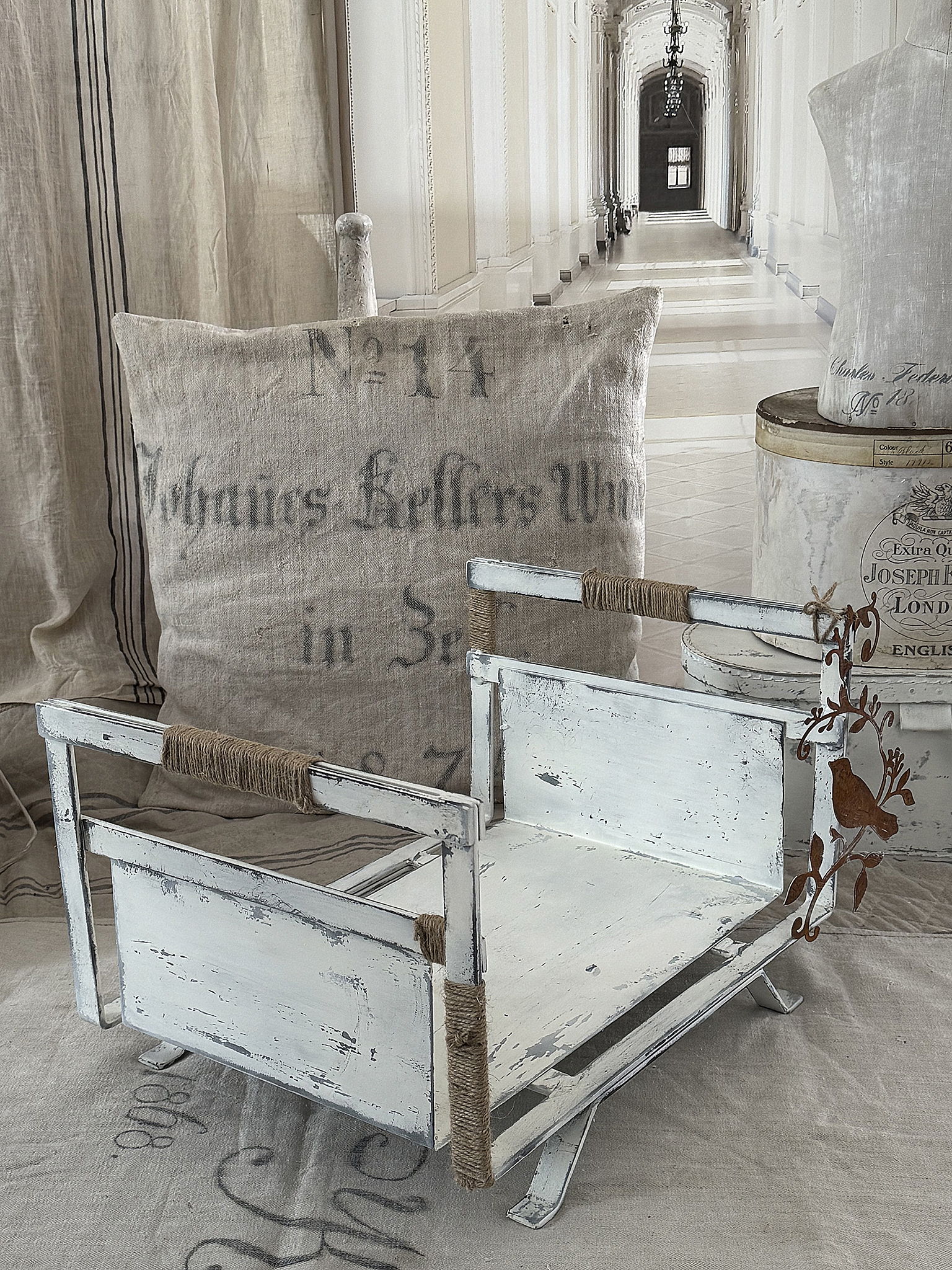 Gusseisenkorb, Holzlager im Shabby-Kleid***