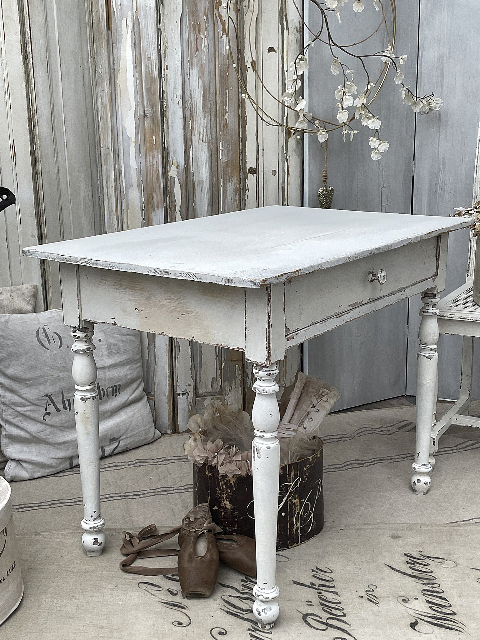 Rustikaler Beistelltisch im Shabby-Chic-Stil Shabby-Chic Beistelltisch mit weißen, geschwungenen Beinen und antiker Optik
