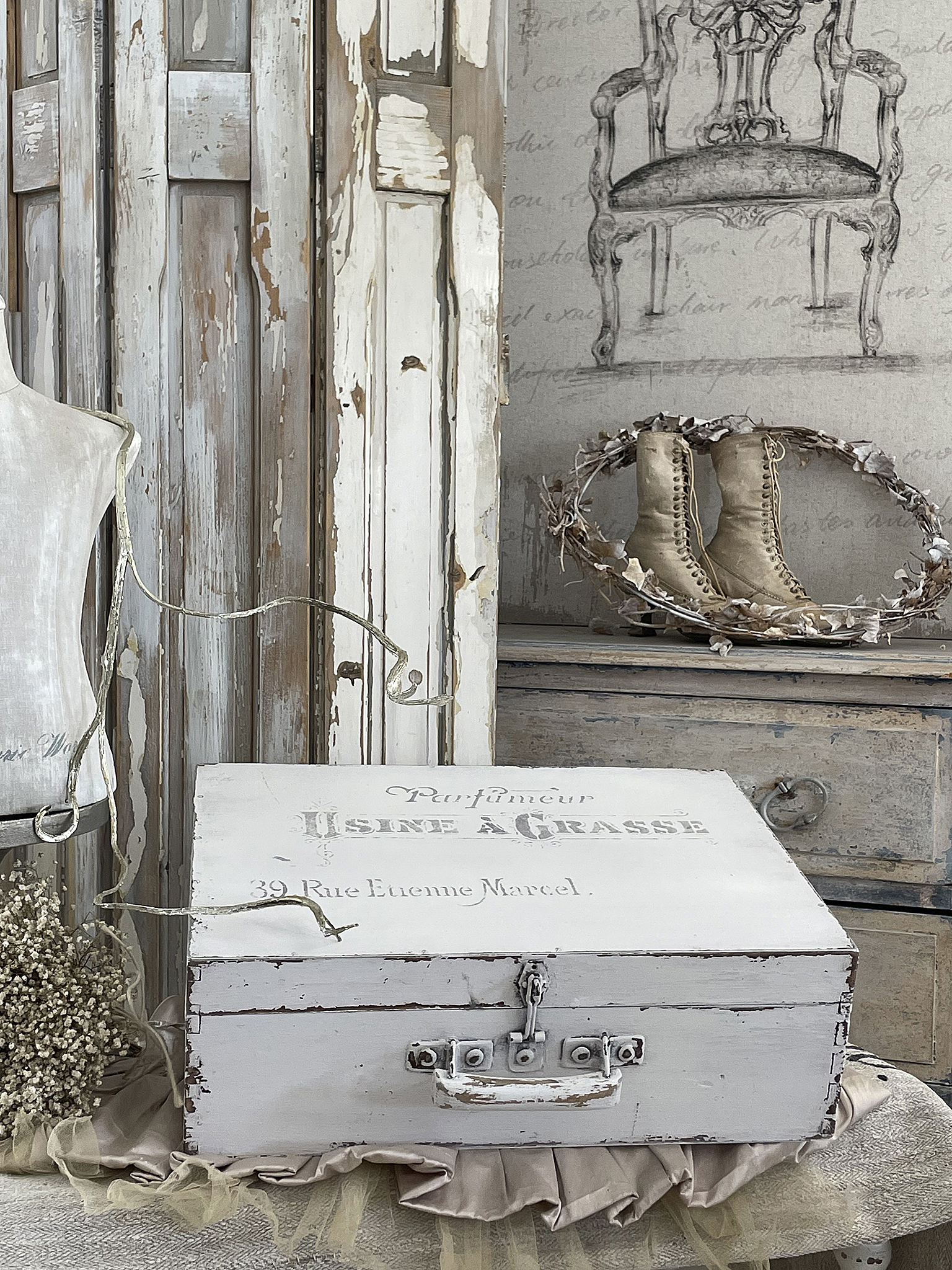Stilvolle Aufbewahrungsbox mit Vintage-Charme Kleine weiße Holzbox mit nostalgischem Design und französischem Schriftzug