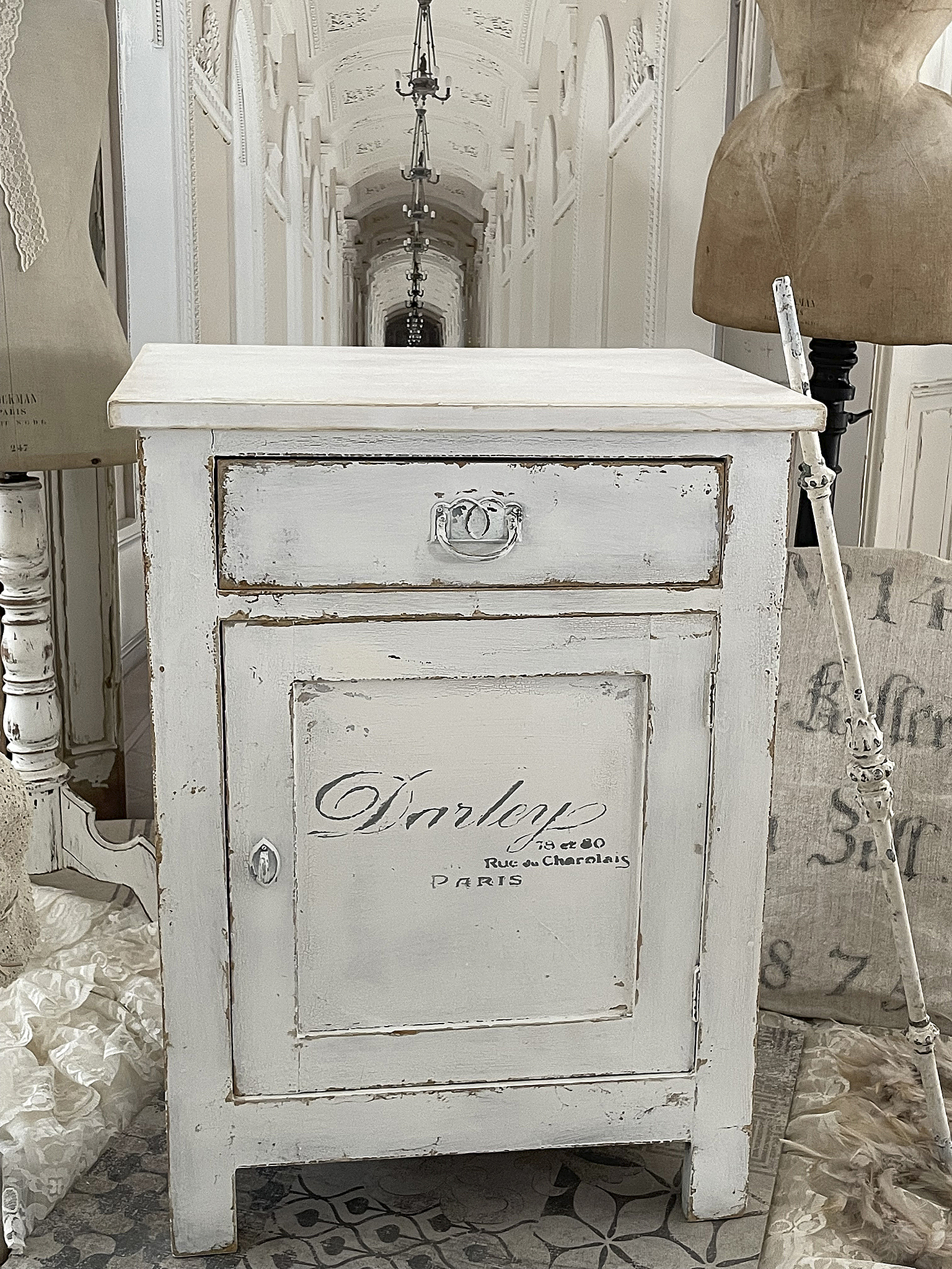 Antiker Beistellschrank in Shabbykleid*** Antiker Beistellschrank in Shabbykleid***
