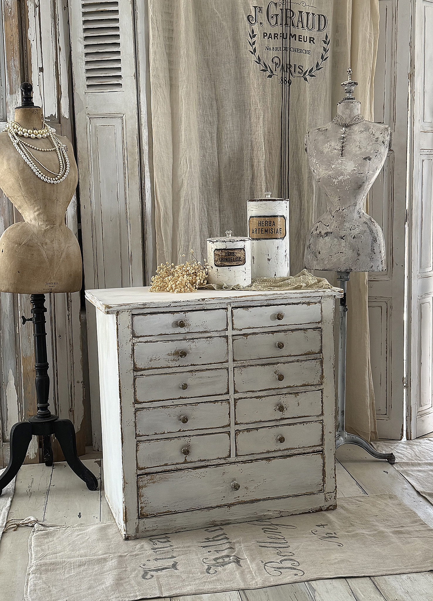 Alter Schubladenschrank aus Vollholz mit 11 Schubladen – Originaler Shabby-Charme***