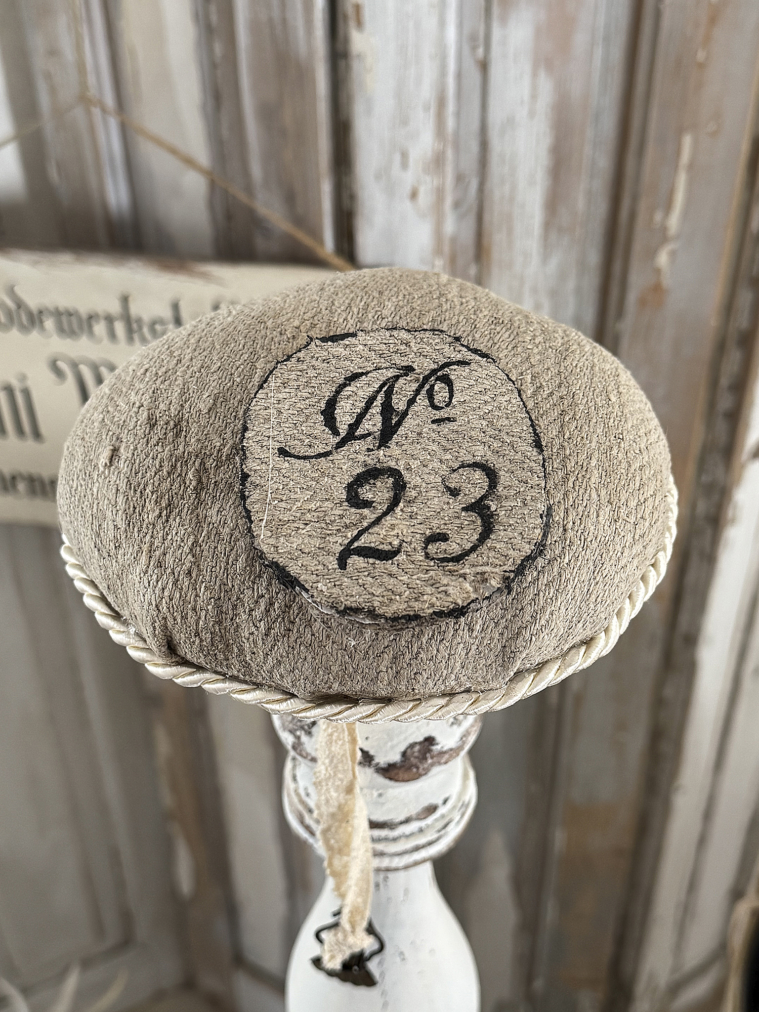 Alter, hoher Hutständer im weißen Shabby-Kleid***