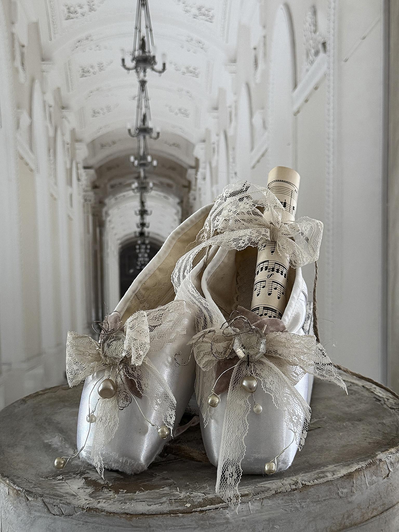 Weiße Spitzen-Ballettschuhe mit Notenblatt-Perlenglanz***