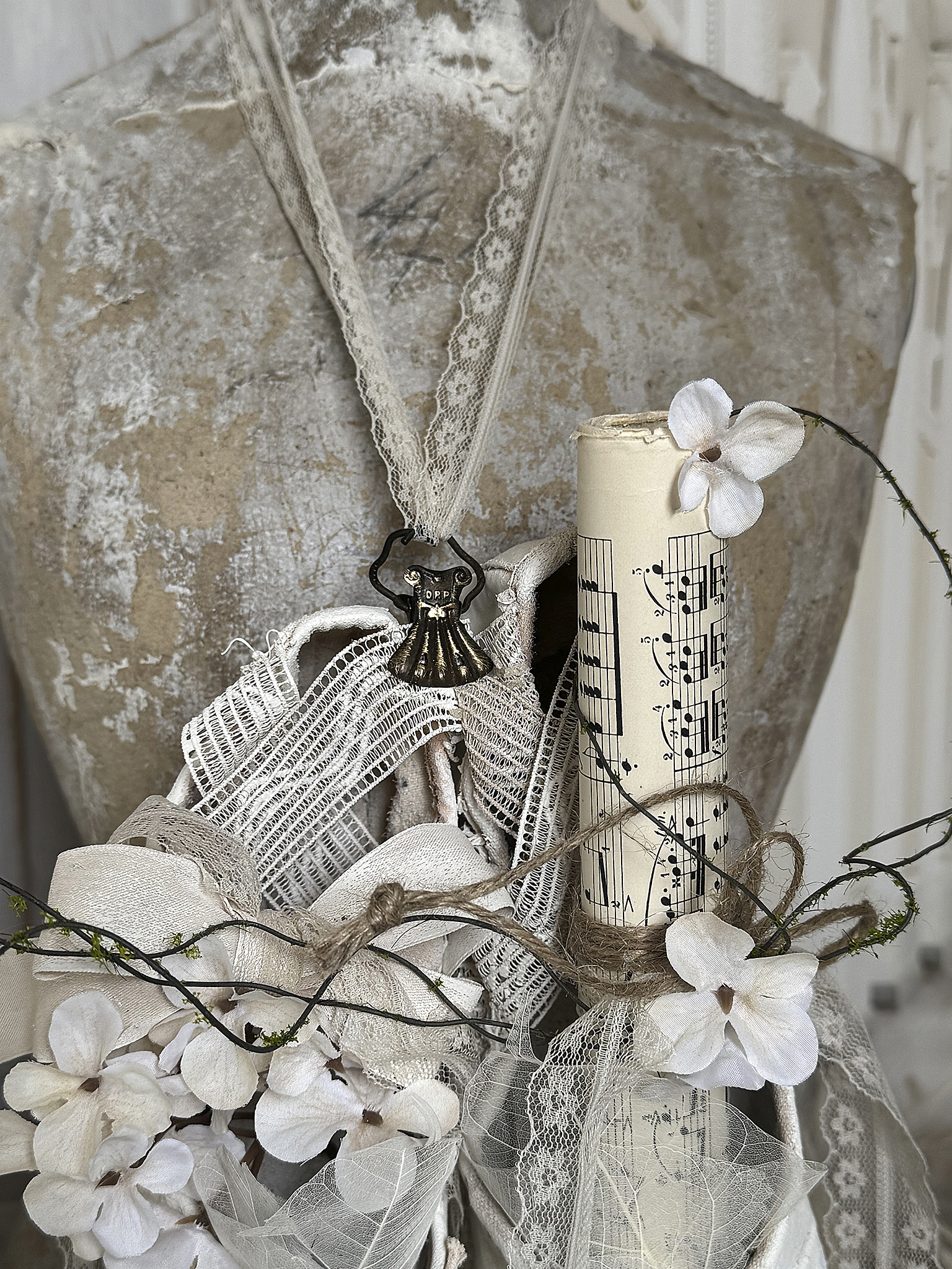 Alte Spitzenschuhe im stilvollen Vintage-Kleid – Nostalgie mit feiner Note***