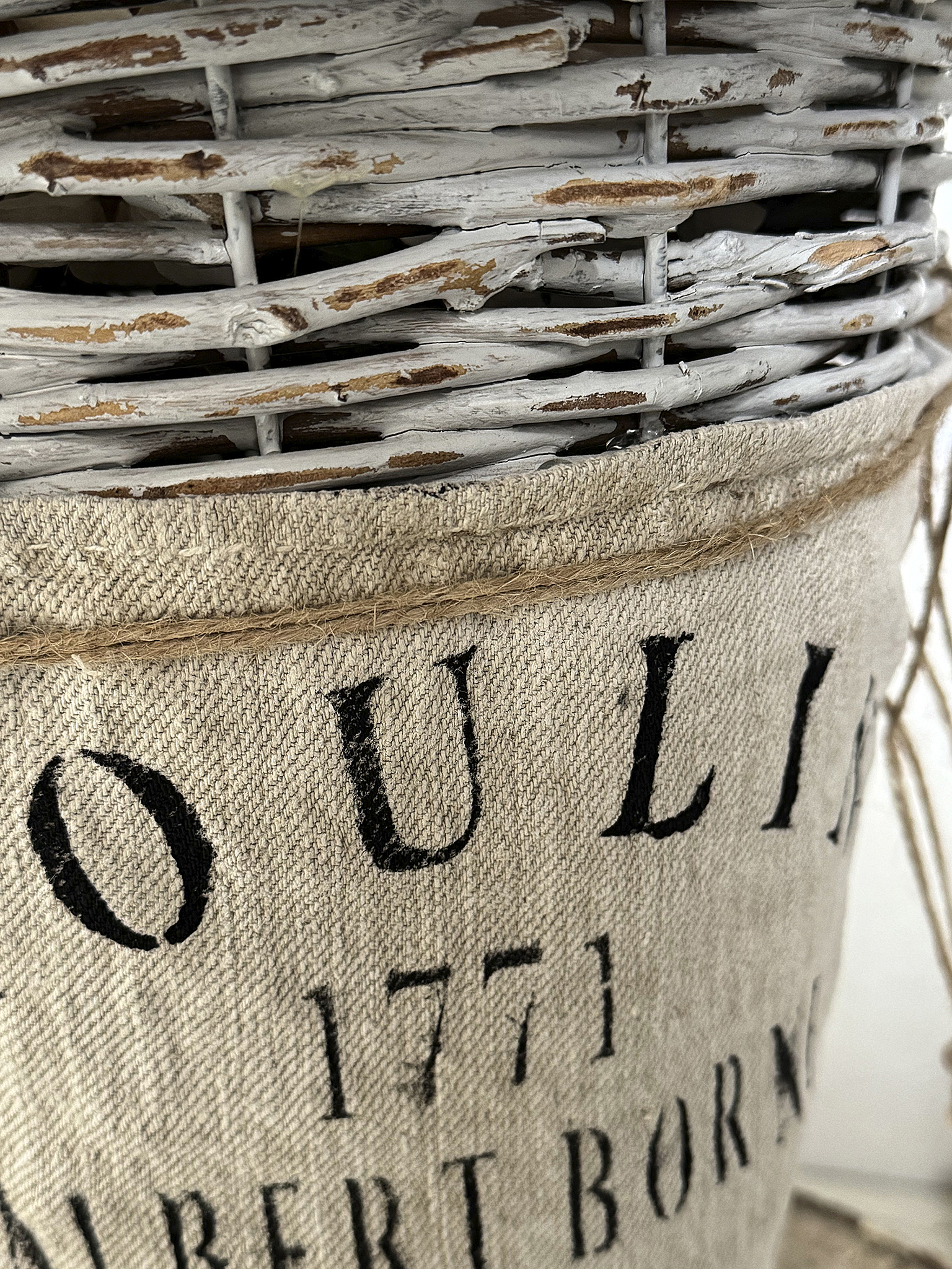 Alter Shabby-Weidenkorb mit Leinenschild 