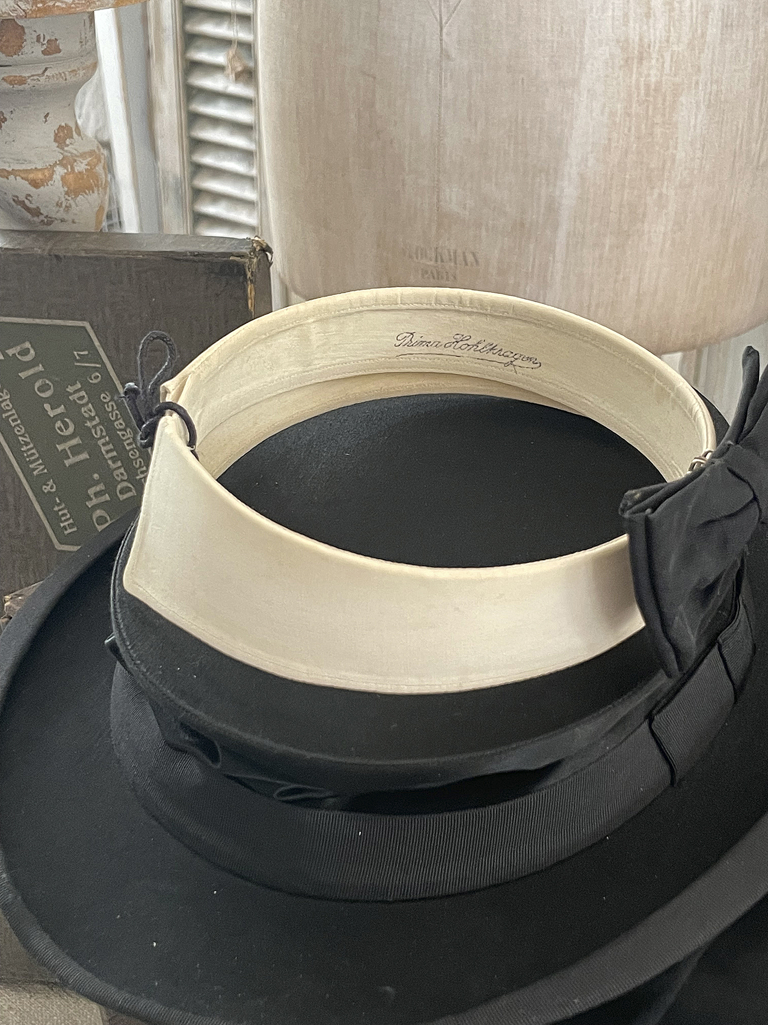 Konvolute Antike Hutschachtel *** Konvolute Antike Hutschachtel ***