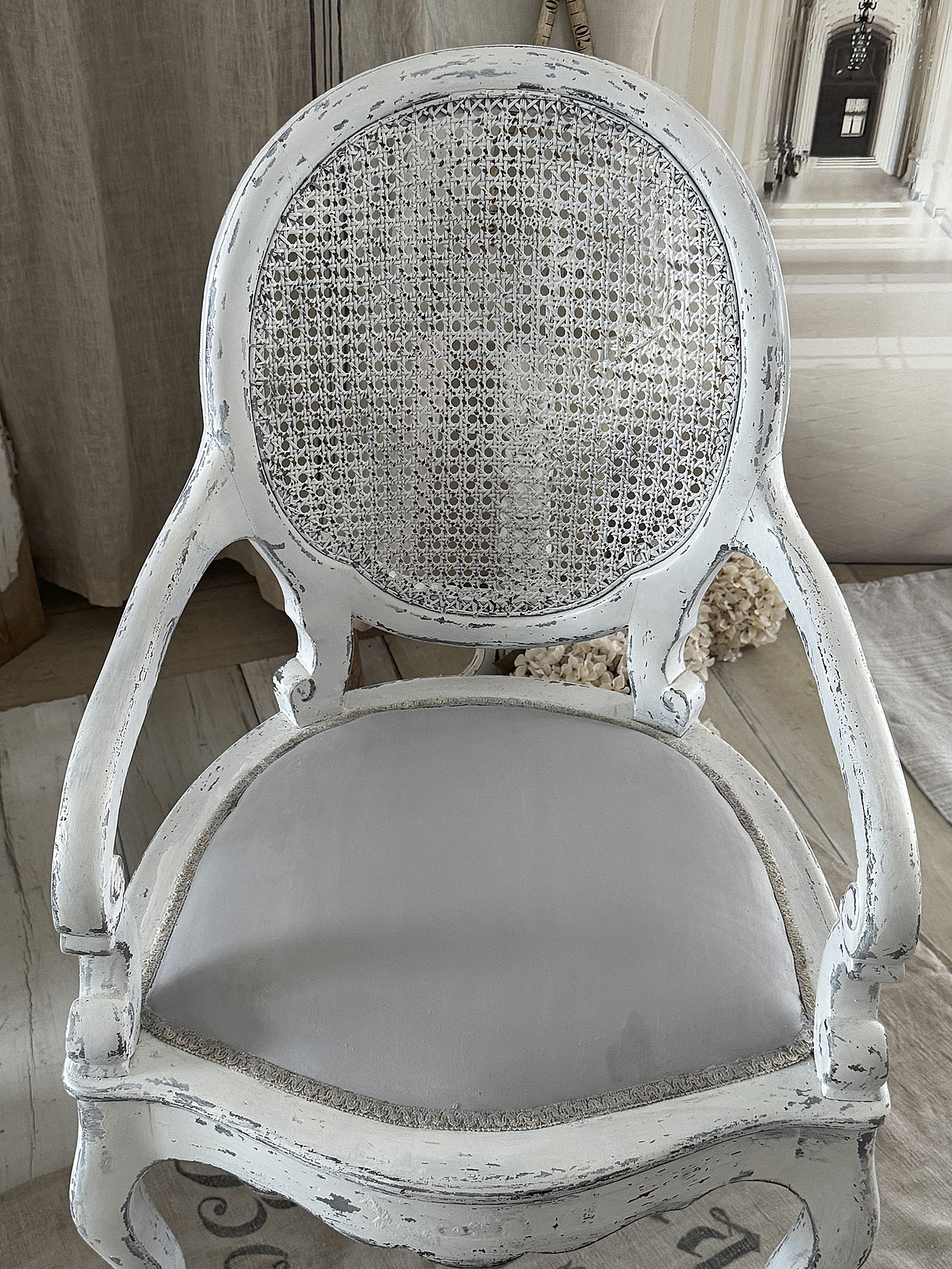 Romantischer antiker Armlehnstuhl-Sessel aus Frankreich***