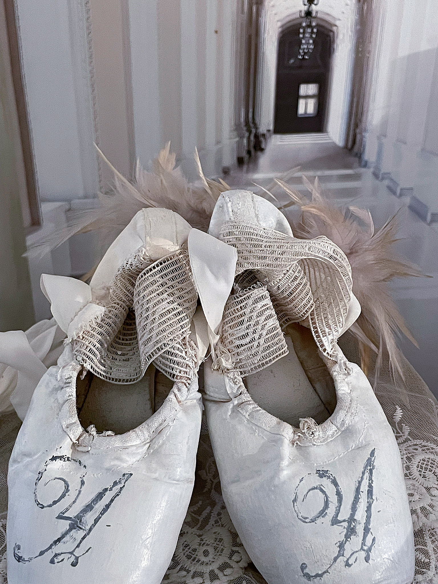 Alte Spitzenschuhe im weißen Vintagekleid A*** Alte Spitzenschuhe im weißen Vintagekleid A***