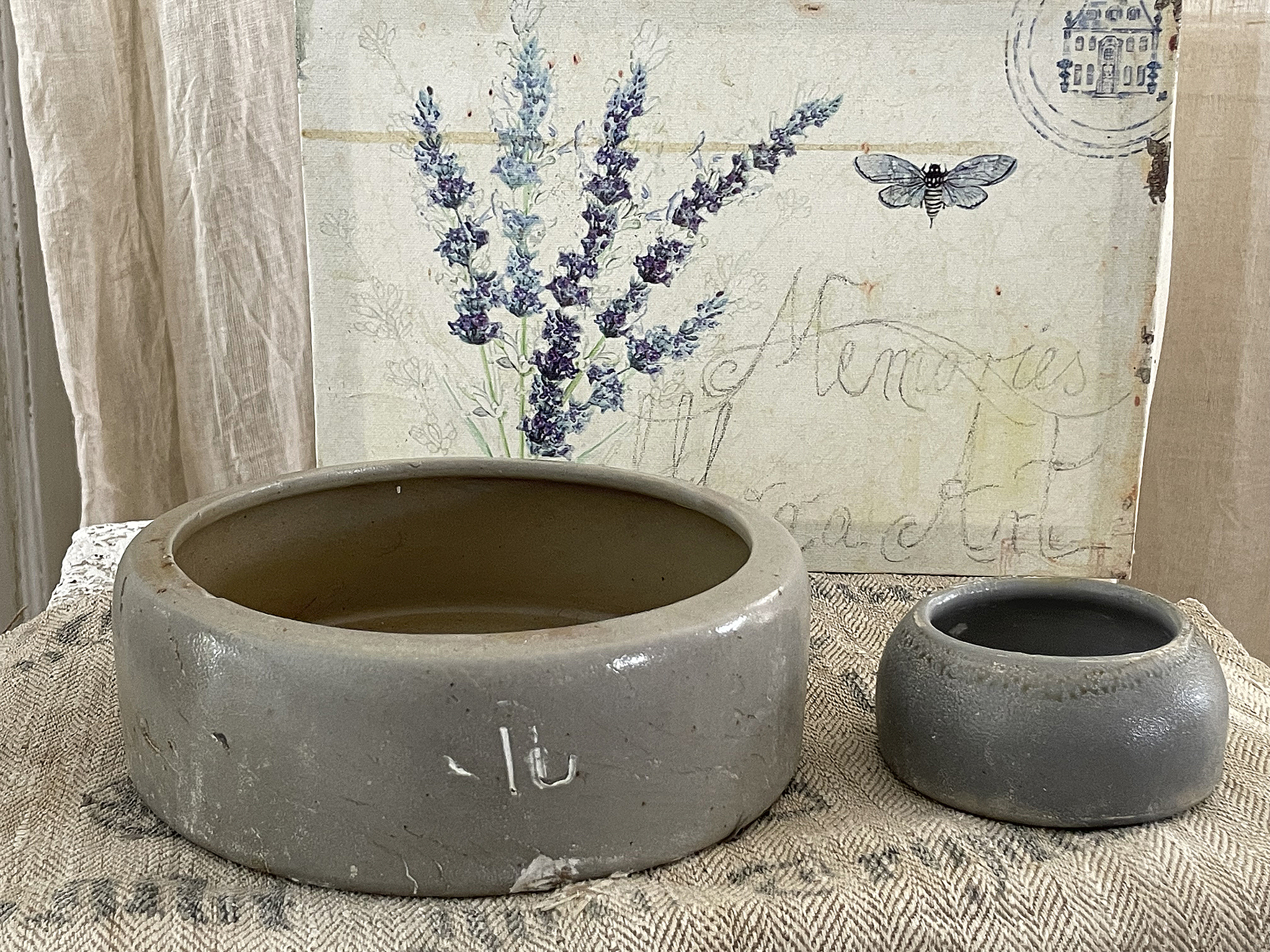 Stilvolle Keramikschalen im Vintage-Design Zwei elegante Keramikschalen in grau auf einer rustikalen Oberfläche.