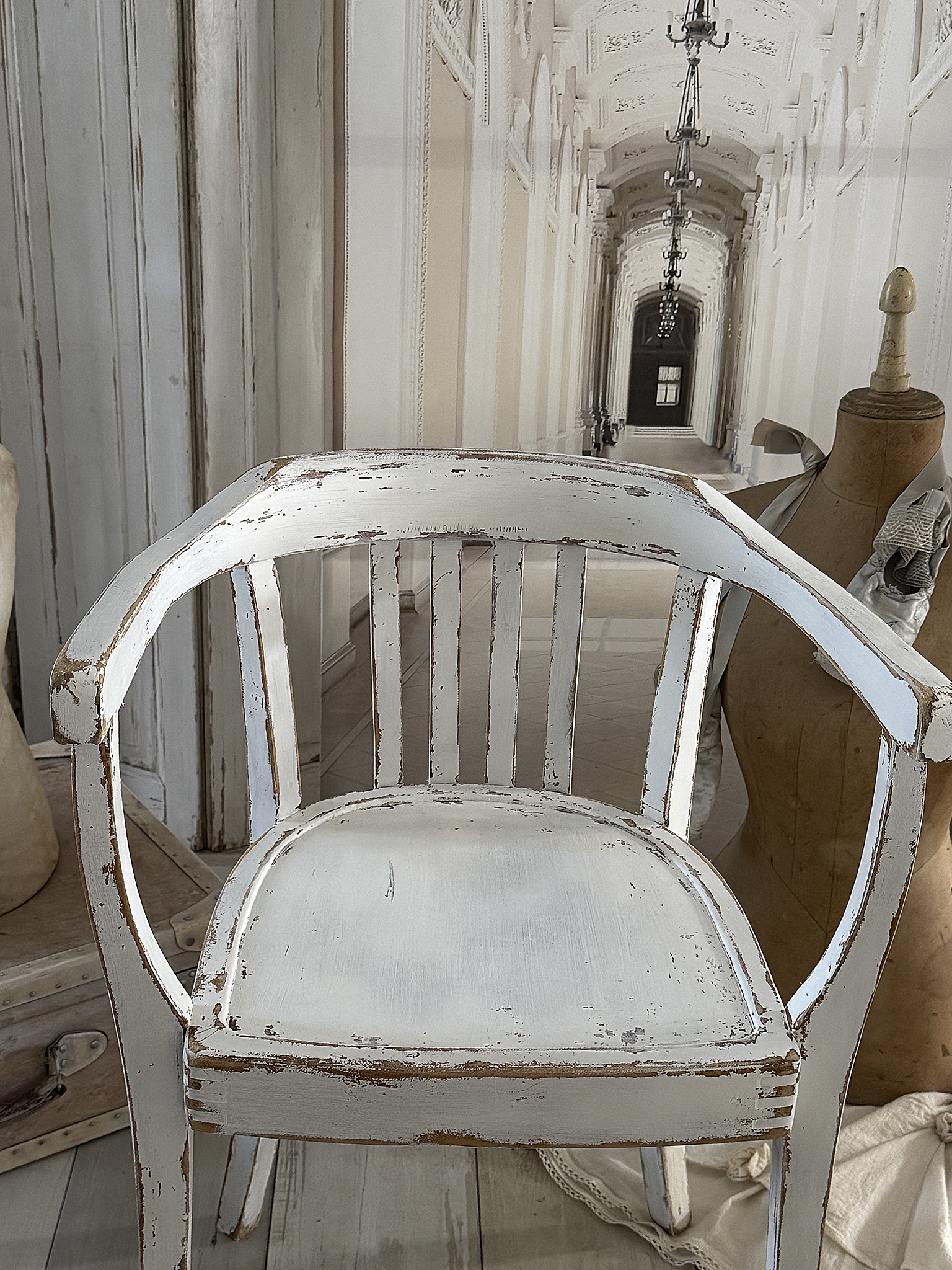 Alter Armlehnenstuhl Bauhaus im weißen Shabbykleid***