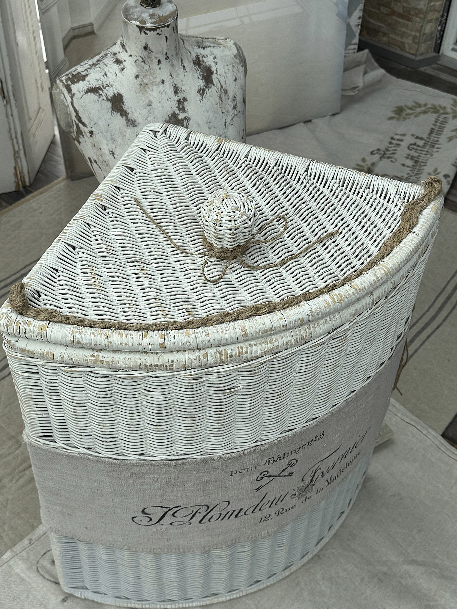  Alter Weidenkorb mit Leinenschild – Vintage Eckkorb***