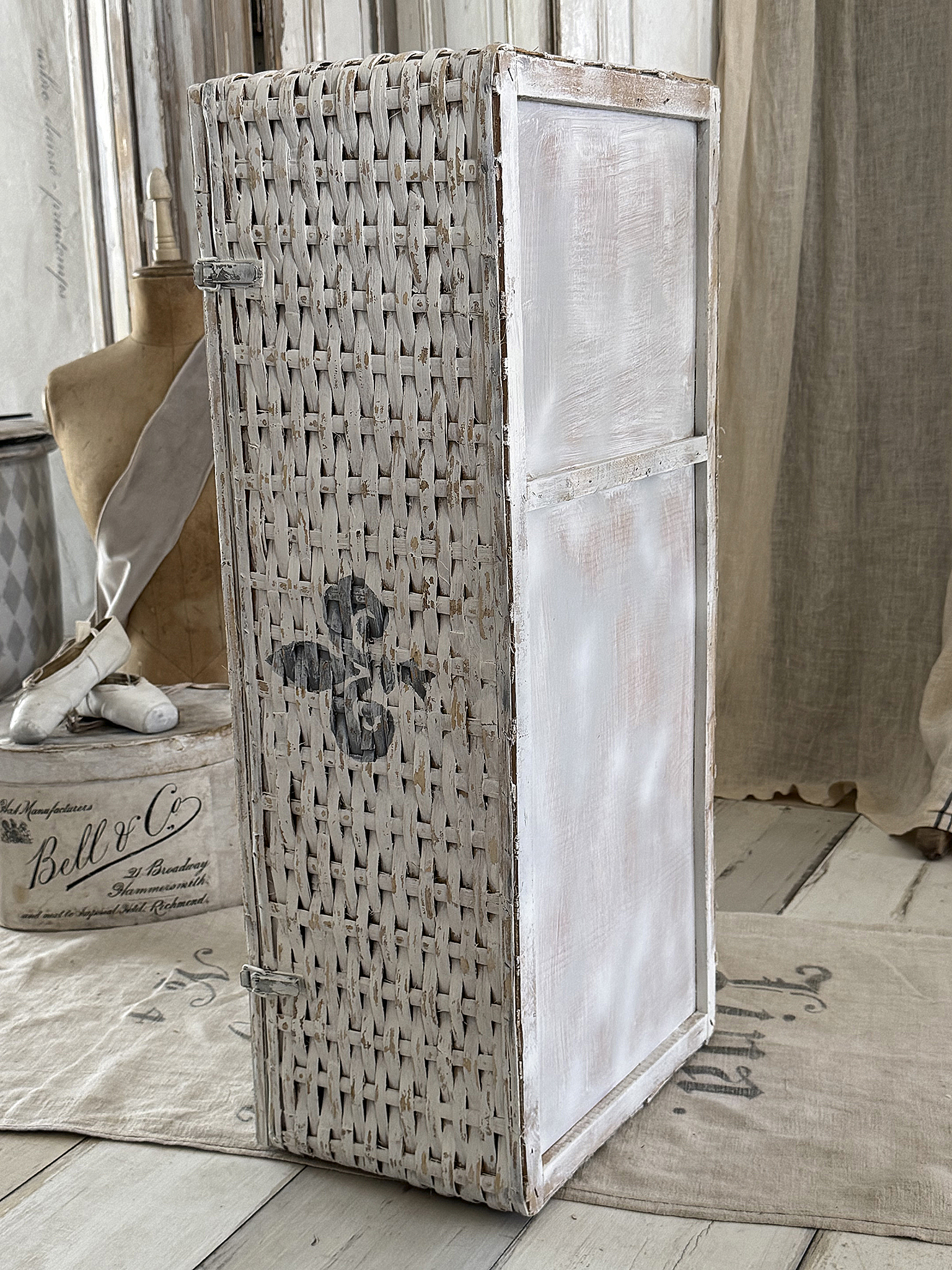  Alter Taubenkorb im weißen Shabby-Kleid – mit französischem Flair und Geschichte***