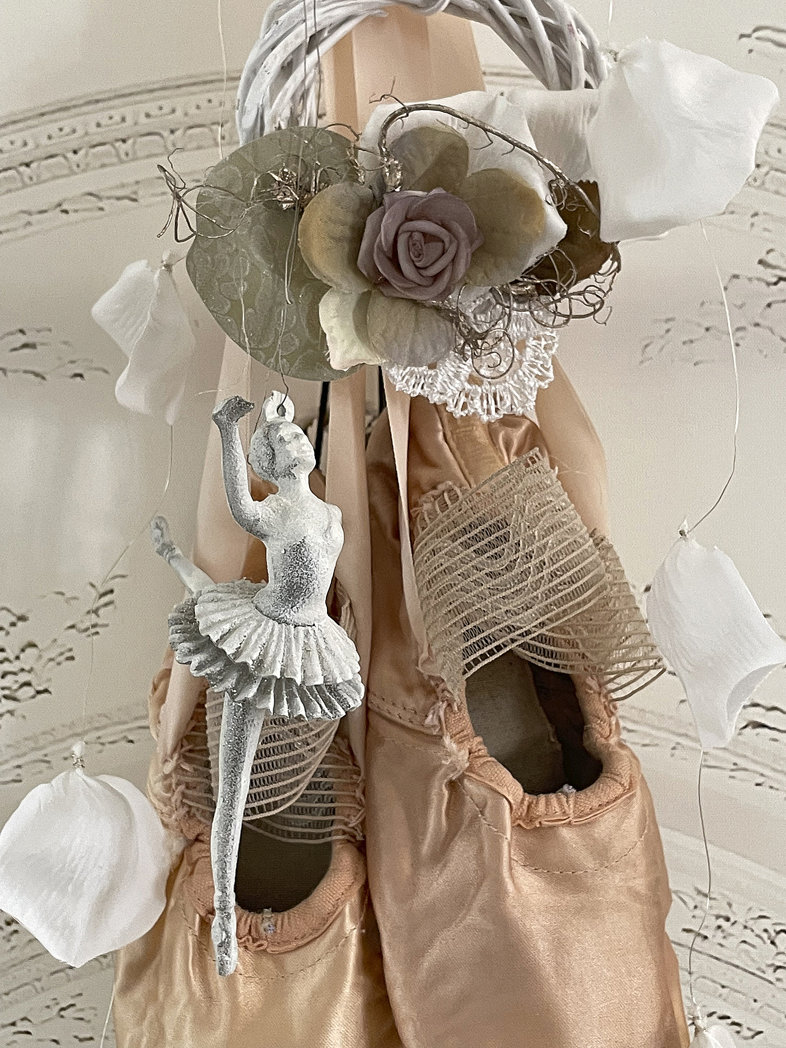 Schmuckstück mit Ballettschuhen und dekorativen Elementen Dekorative Ballettschuhe mit einer Figur und Blumen