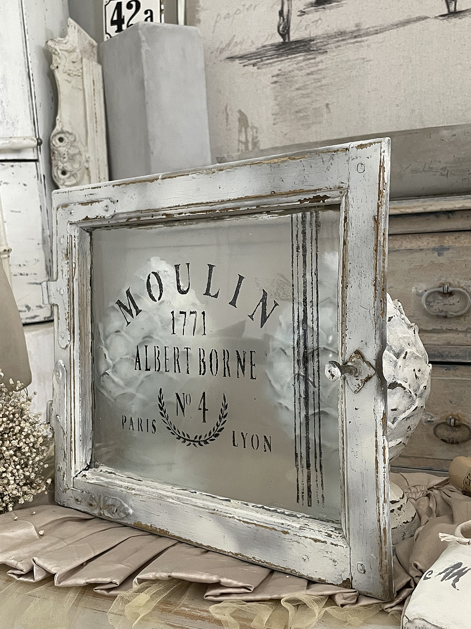 Dekorativer antiker Bilderrahmen mit Vintage-Design Antiker Bilderrahmen mit der Aufschrift 'Moulin 1771 Albert Borne No 4 Paris Lyon'