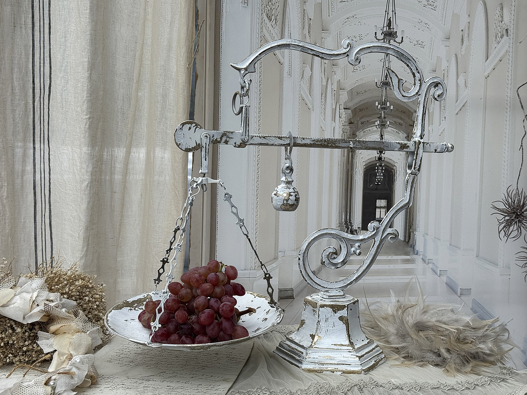  Antike große Messingbalkenwaage / Apothekerwaage – im weißen Shabby-Kleid***