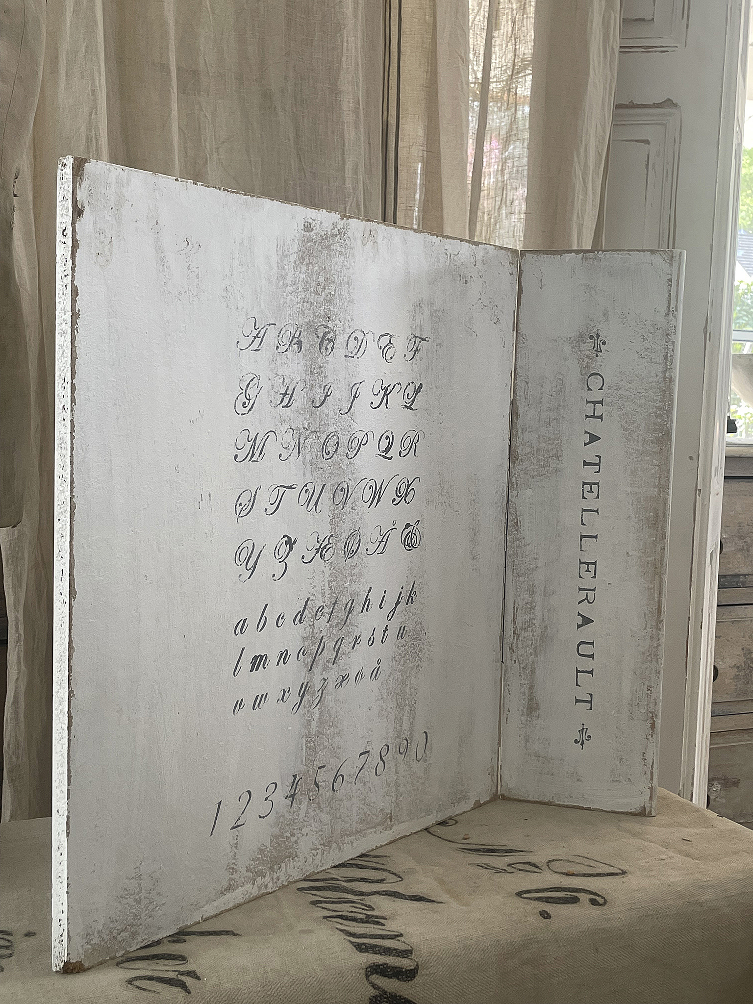 Holzplatte mit alphabetischer und numerischer Darstellung in vintage Stil