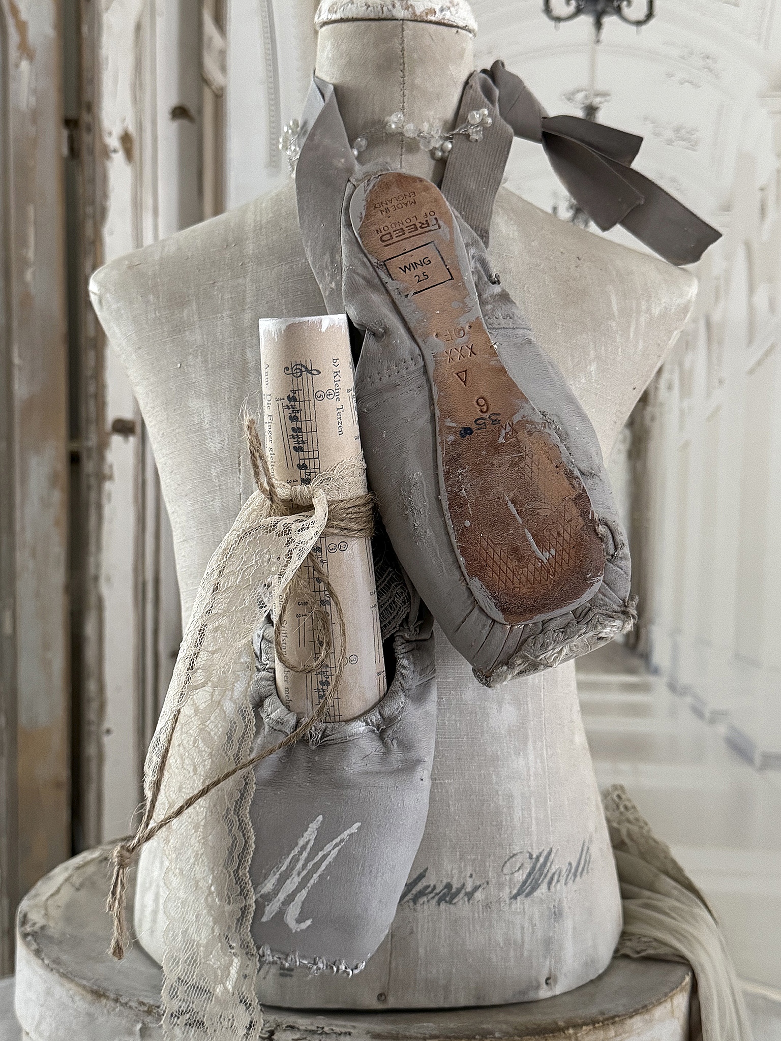 Alte Spitzenschuhe in Taupen – Vintagekleid mit Charme und Charakter***