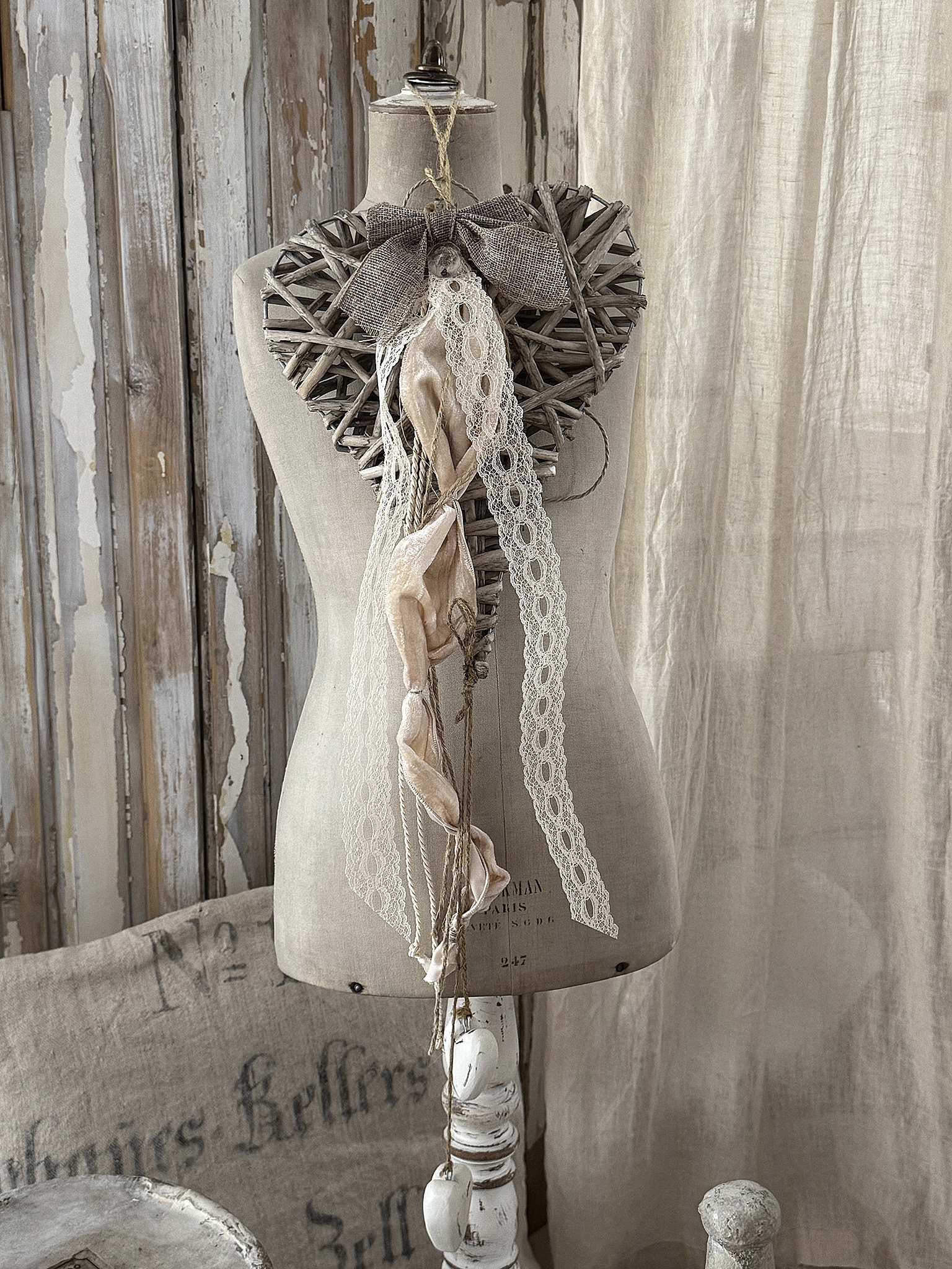Holzkorb mit Herz Boho***