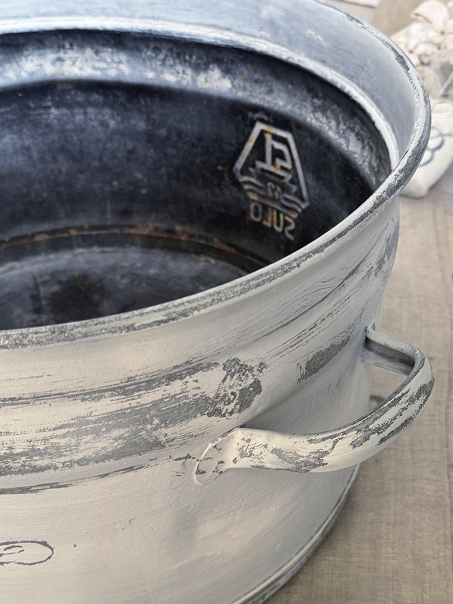 Alter Zinktopf „Eau de Lavande“ – Shabby-Chic mit Vintage-Charme***