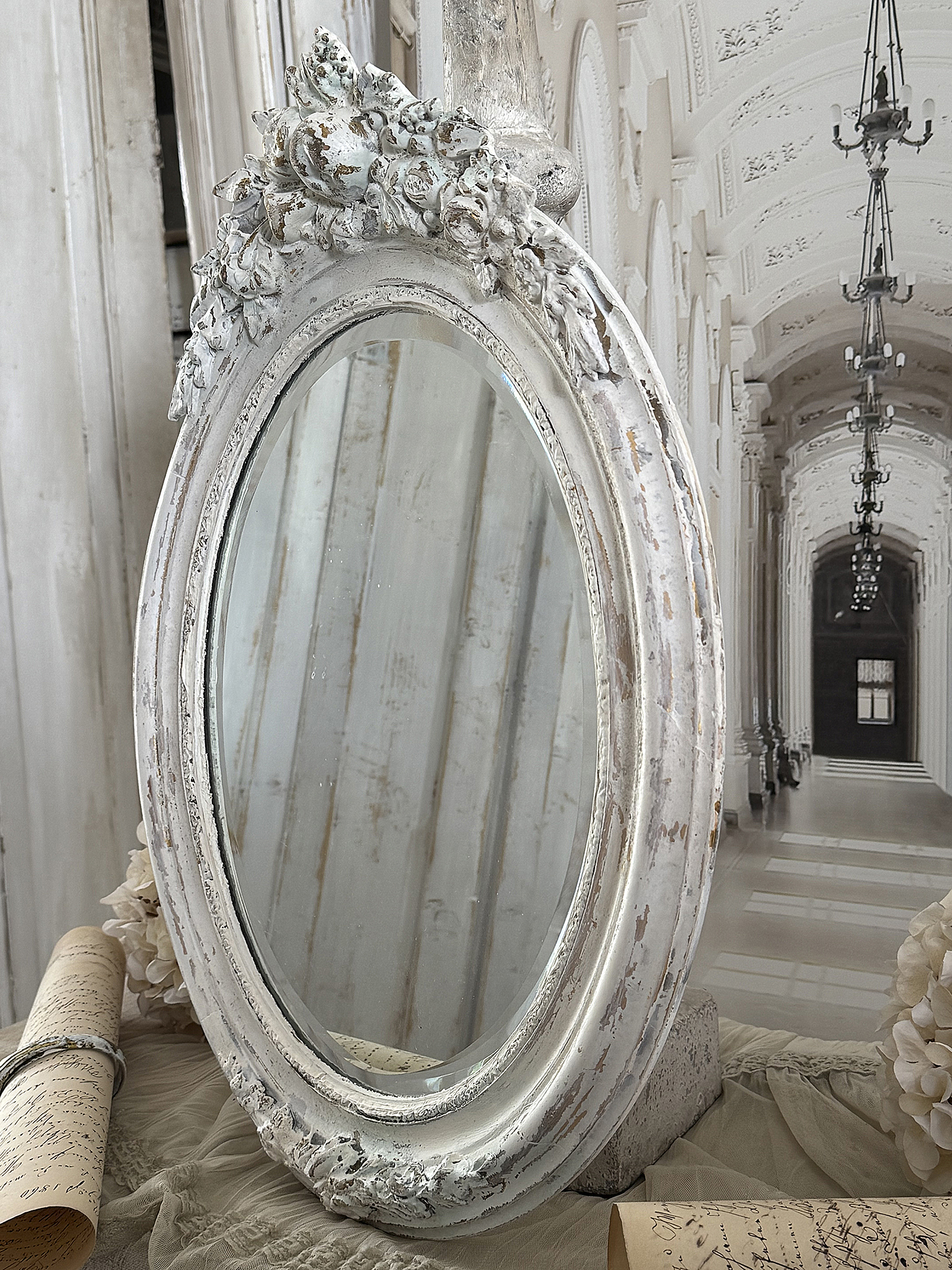 Alter ovaler Vintage-Spiegel im weißen Shabby-Kleid – romantisches Schmuckstück mit viel Charme***