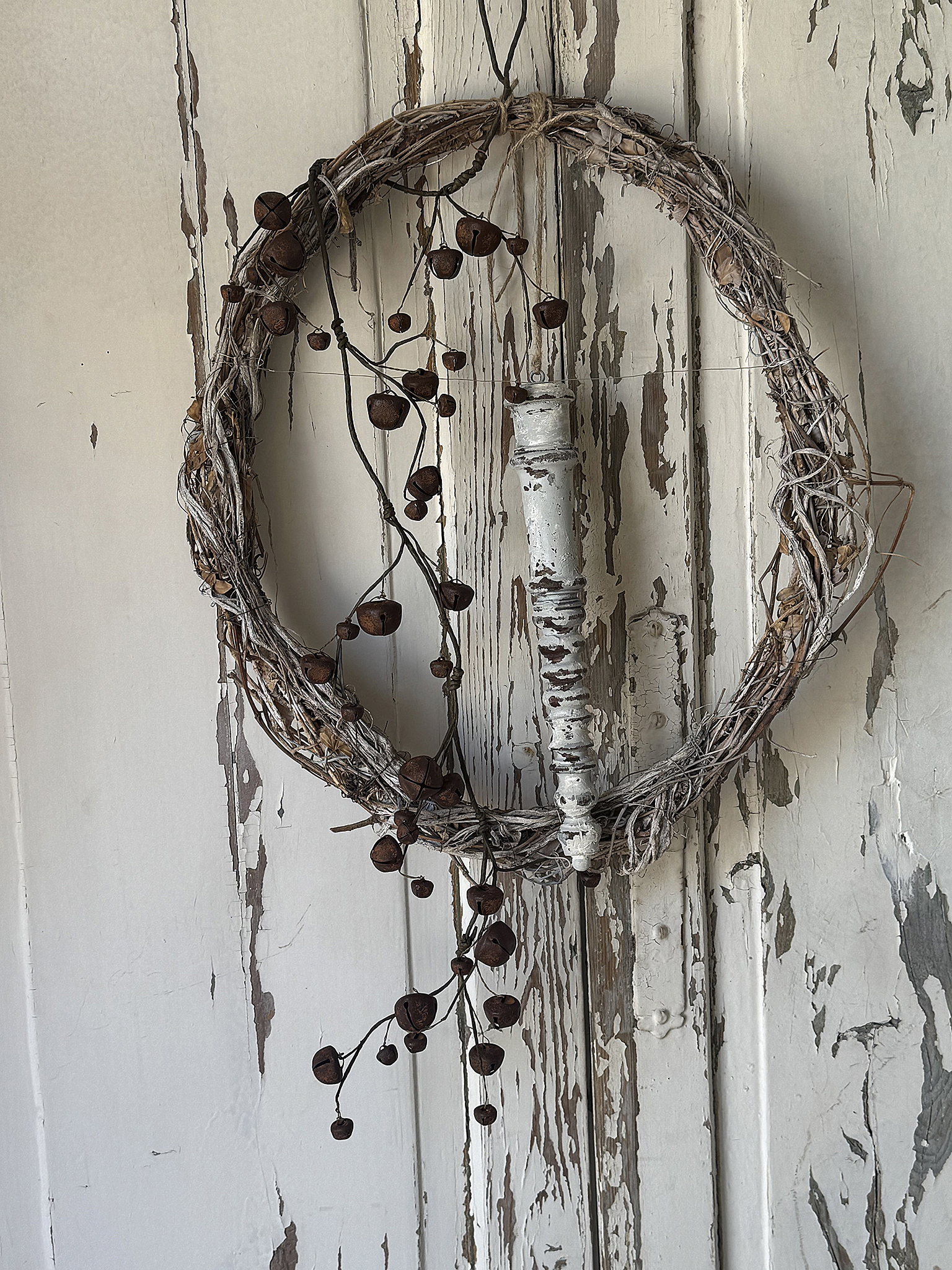 Zauberhafter ovaler Schellenkranz mit antikem Holzstab und sanften Elfenklängen – Romantischer Shabby Chic mit nostalgischem Charme***