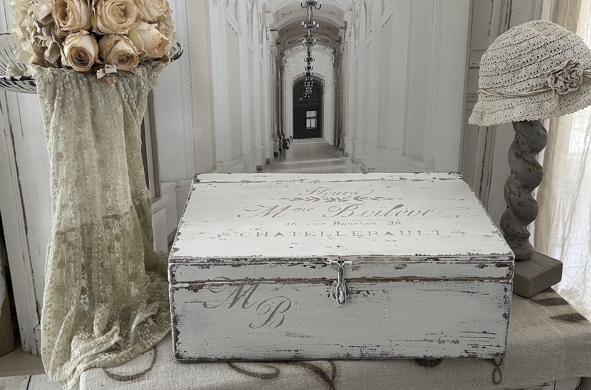 Alte große Holztruhe mit Klappdeckel – Shabby Chic Boileve***