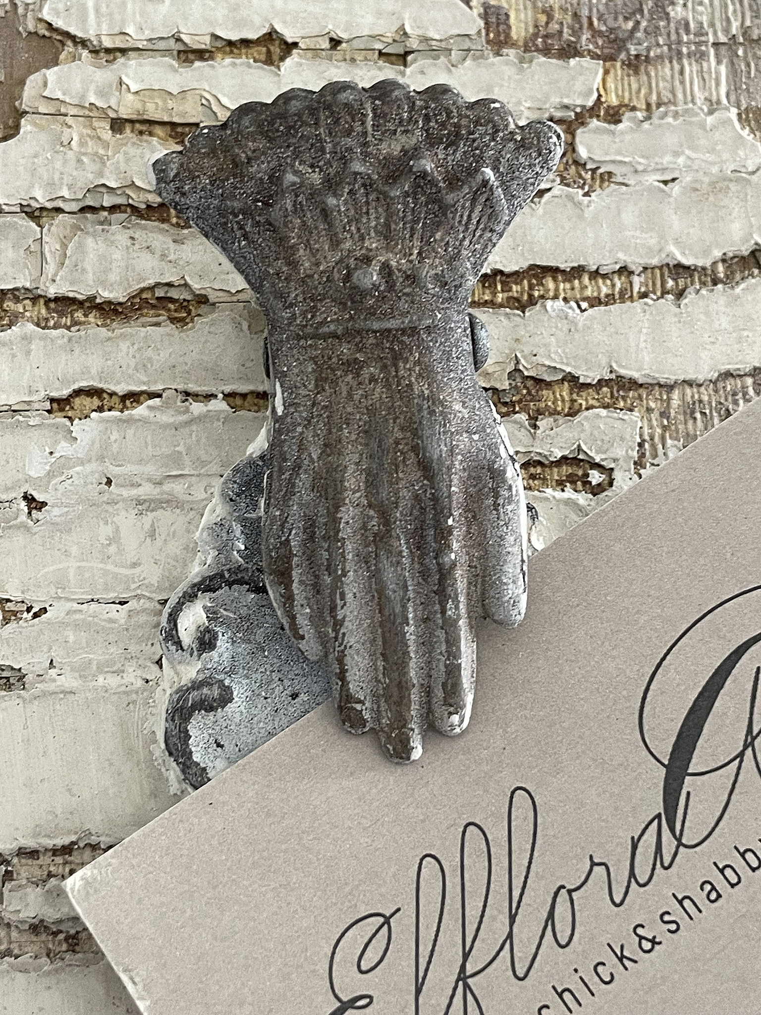 Antike Briefklammer -Hand- auf altem Holzbrettchen ***