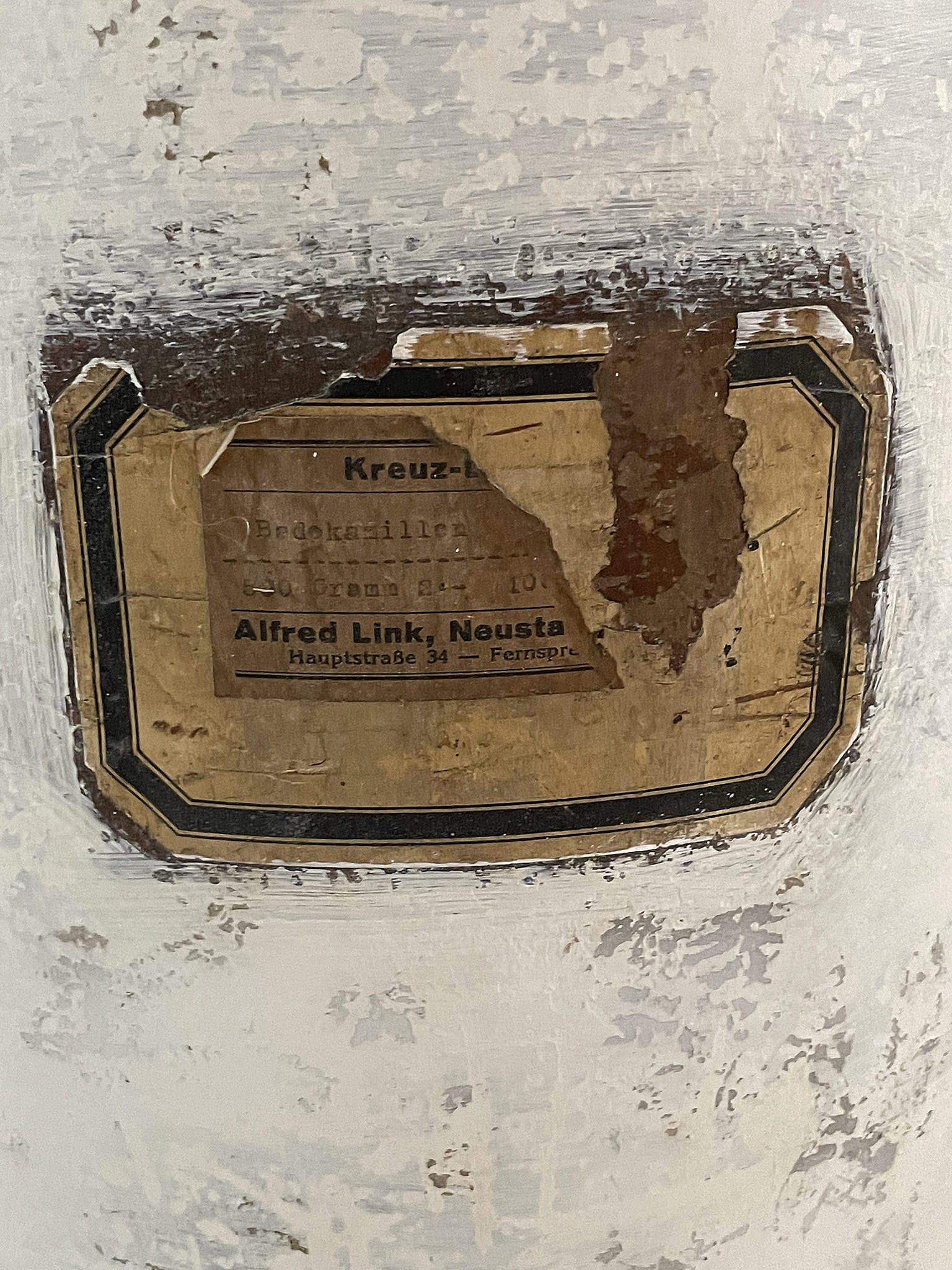Altes Schild mit der Aufschrift von Alfred Link, Neustadt, an einer Wand