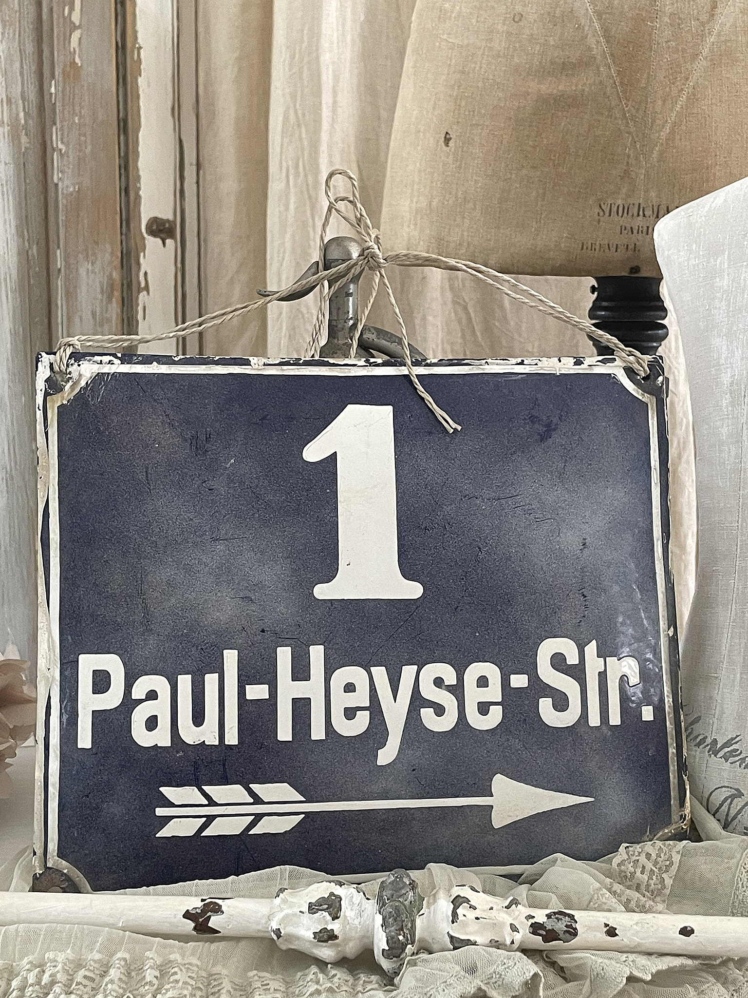Hausnummernschild Paul-Heyse-Str. mit Pfeil Dekoratives Hausnummernschild mit der Nummer 1 und dem Schriftzug Paul-Heyse-Str.
