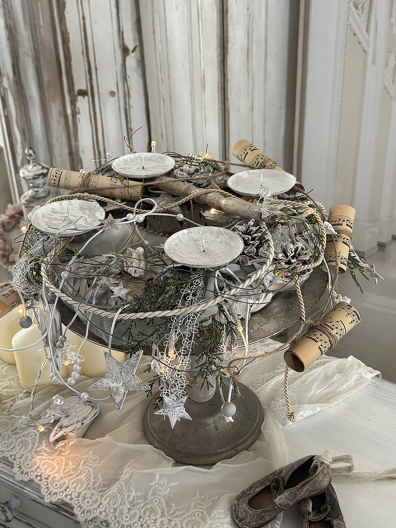 Zauberhafter handgefertigter Adventskranz auf nostalgischer Fußschale – Romantischer Shabby Chic mit Lichterglanz***