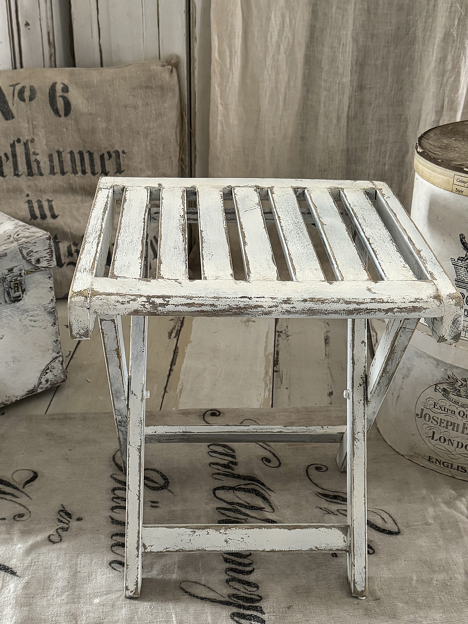 Shabby-Beistelltischchen & Hocker – Klappbar, praktisch und voller Charme***
