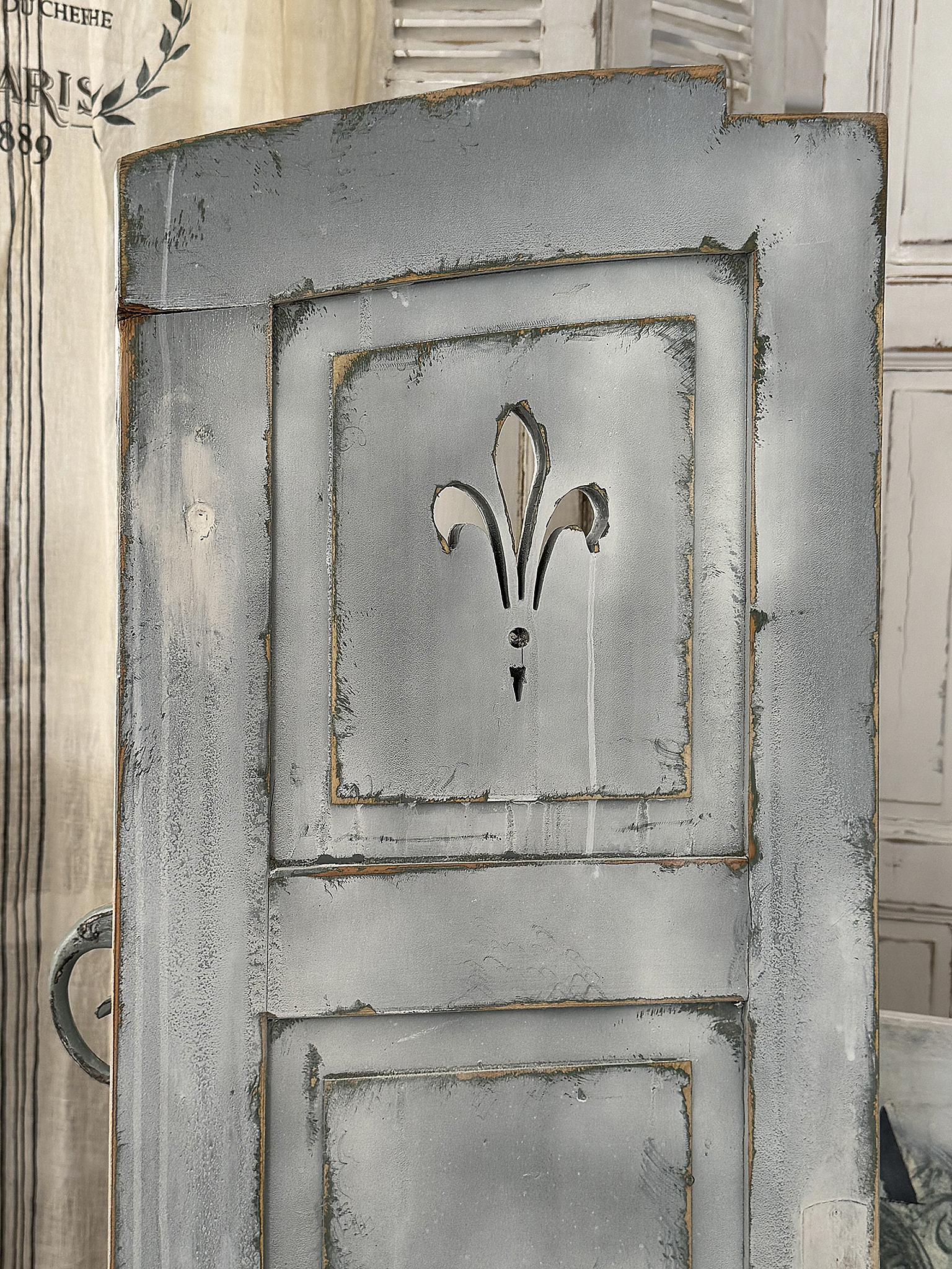 Antiker Fensterladen mit französischer Lilie***
