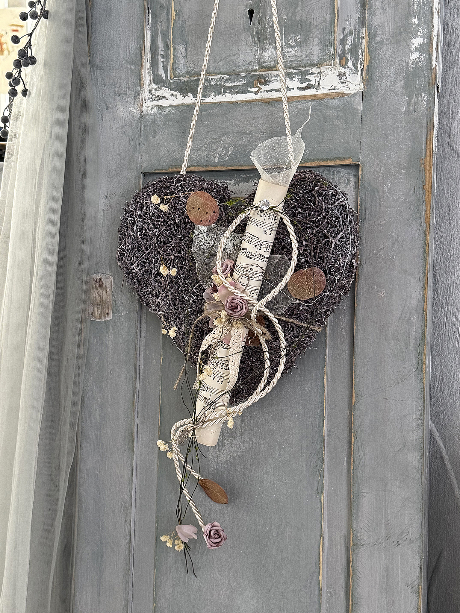 Beerenfarbenes Rebenherz mit Vintage-Notenblatt – romantische Landhausdeko im Shabby-Chic-Stil 1***