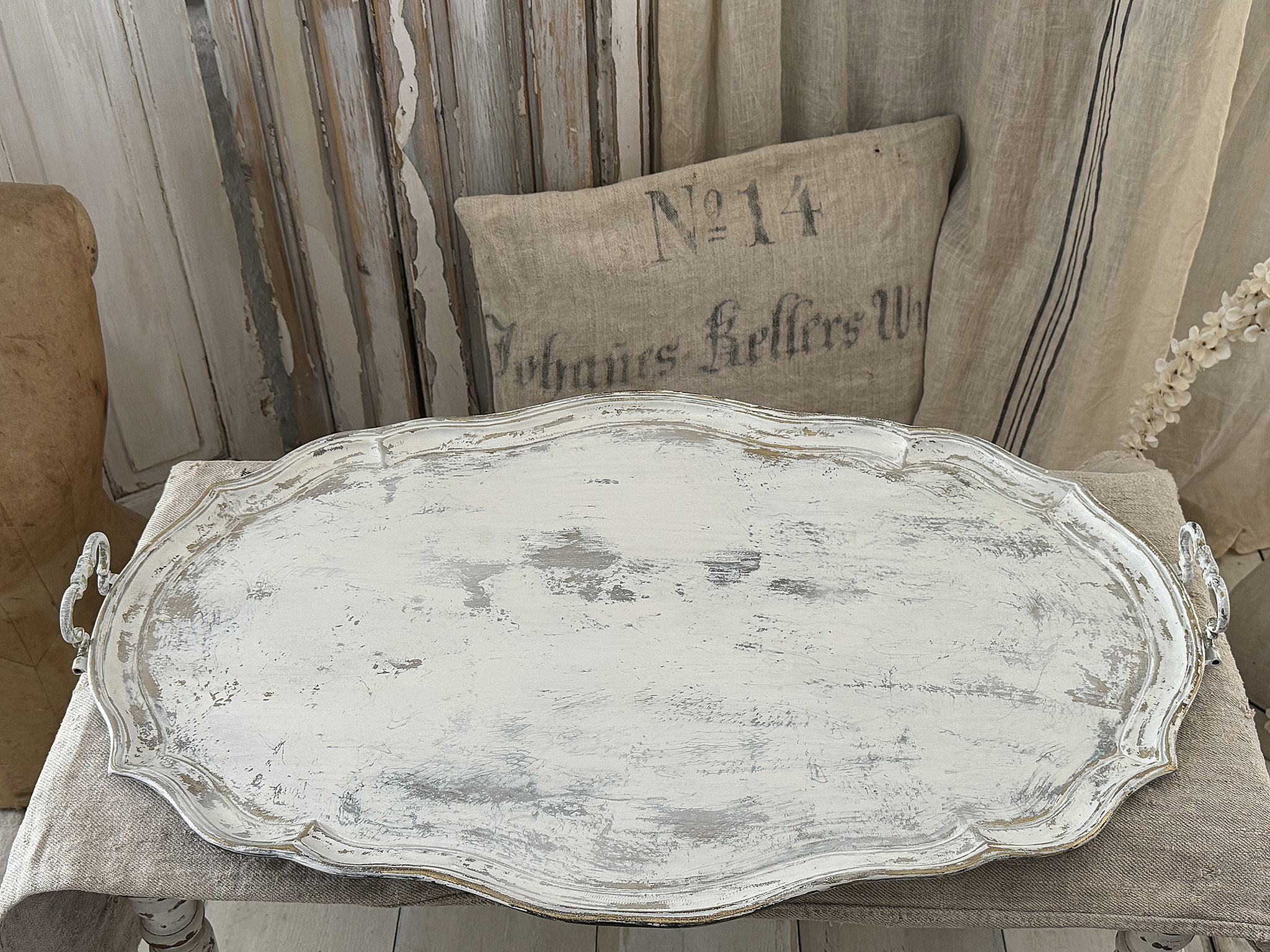 Sehr großes altes Messingtablett im mattweißen Shabby-Vintage-Look***