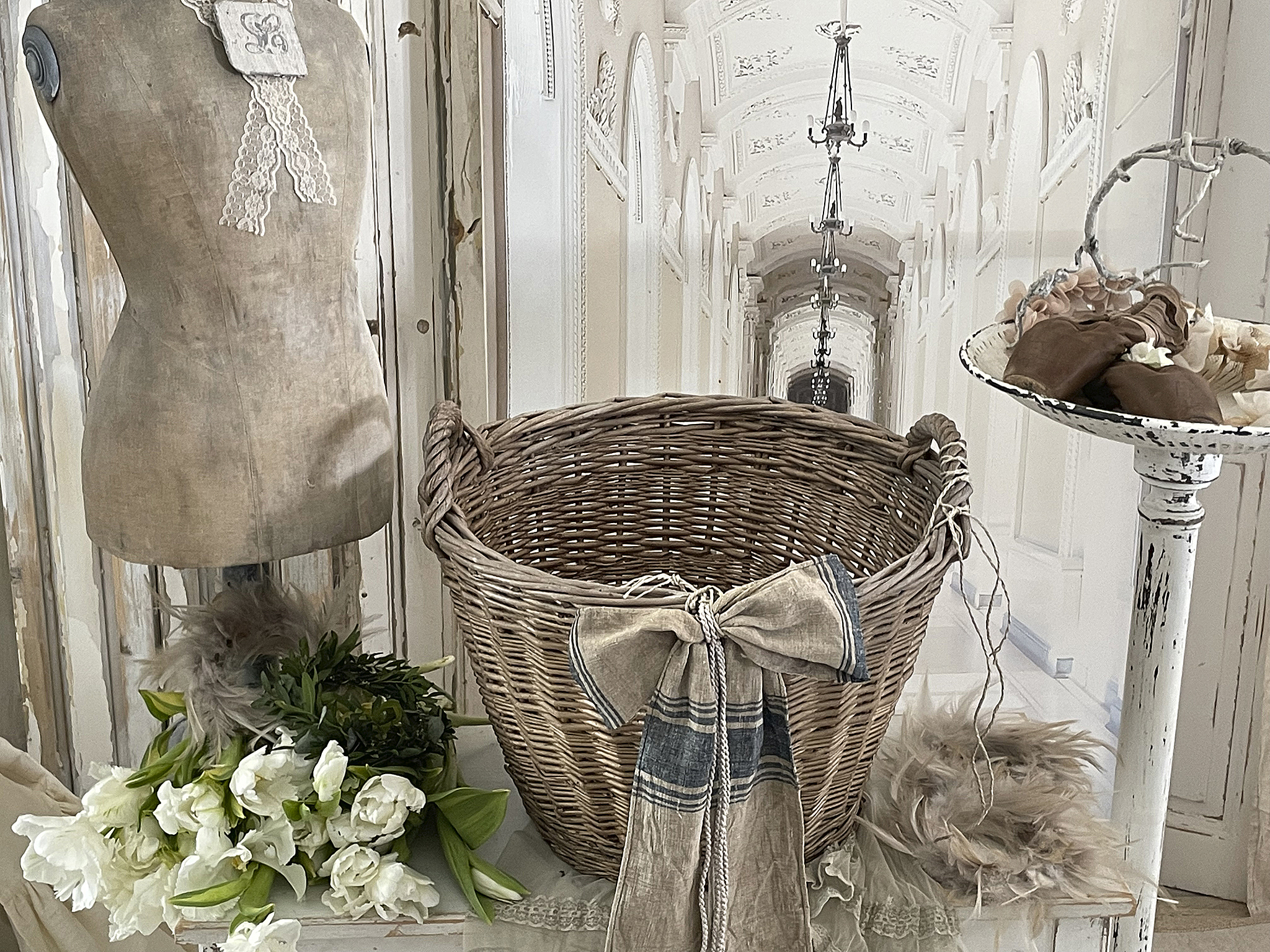 Stilvolles Wohnaccessoire mit Korb und Blumen Handgefertigter Strohkorb mit Dekoration und Blumenarrangement