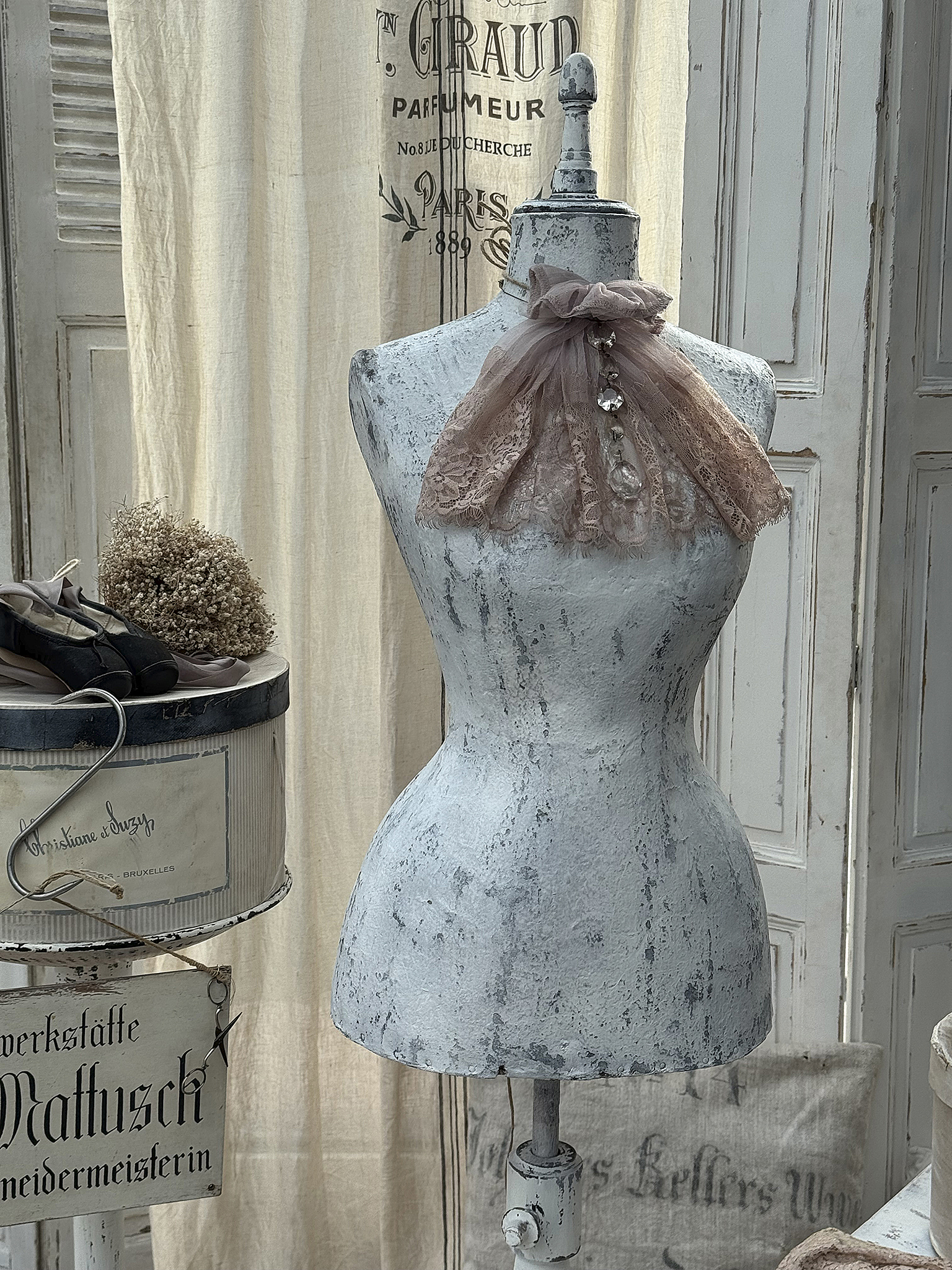 Ästhetische Schneiderpuppe mit rosa Spitze und Dekoration im Vintage-Stil