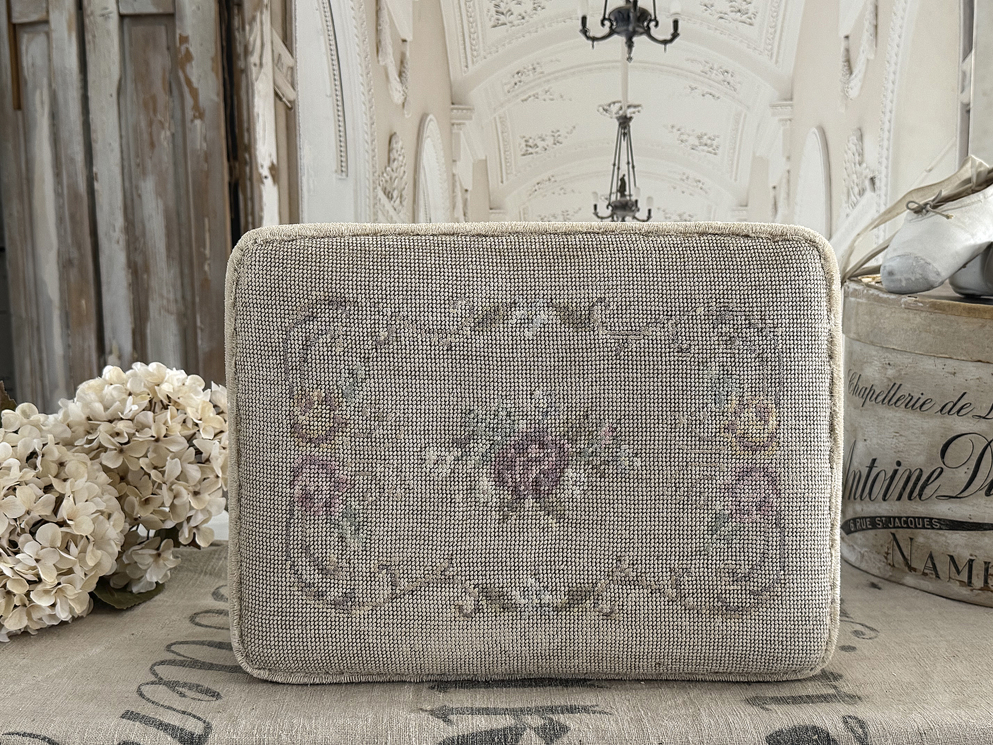  Verwandlungskünstler im Shabby-Look – Alter Gobelin-Fußhocker***