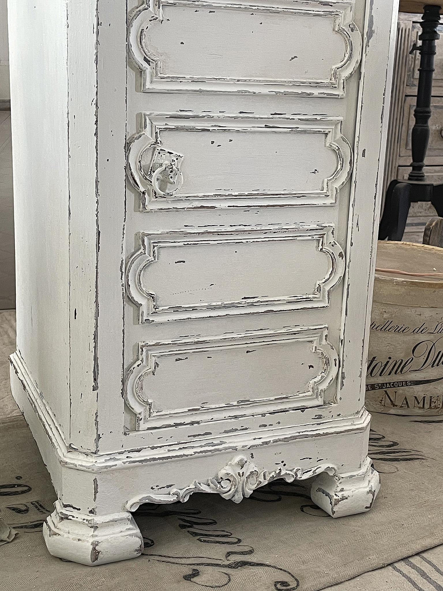 Antiker Säulenschrank im weißen Kleid*** Antiker Säulenschrank im weißen Kleid***