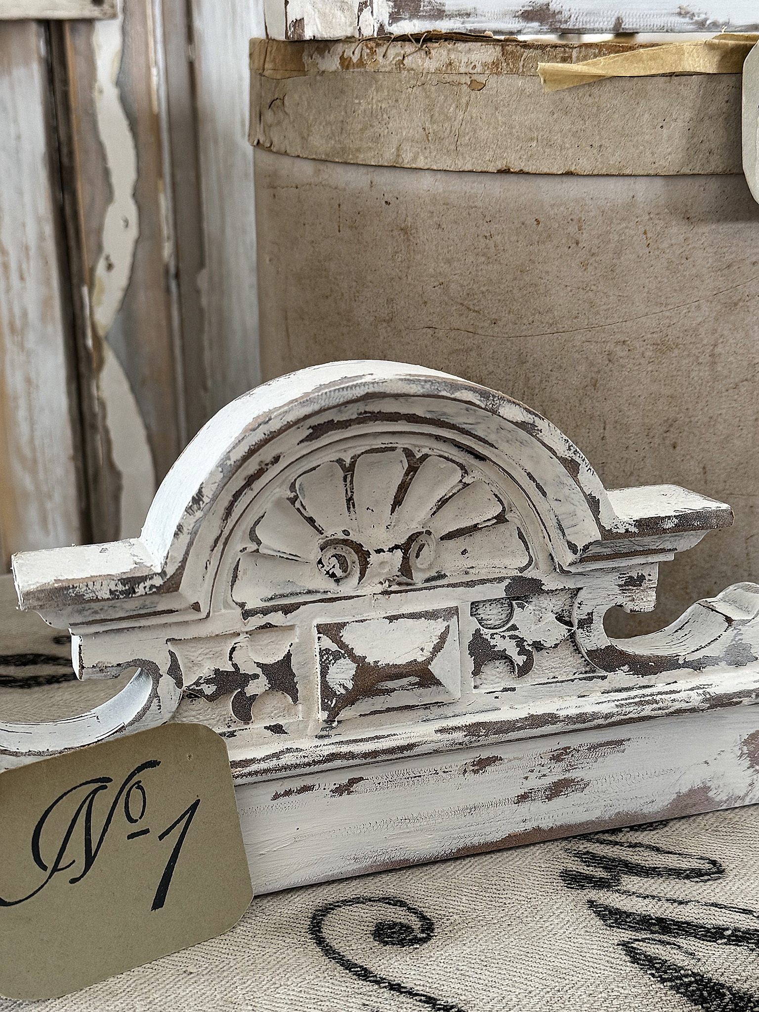 Antike Schrankkronen im alten Lack – kleine Schätze vergangener Handwerkskunst*** Antike Schrankkronen im alten Lack – kleine Schätze vergangener Handwerkskunst***