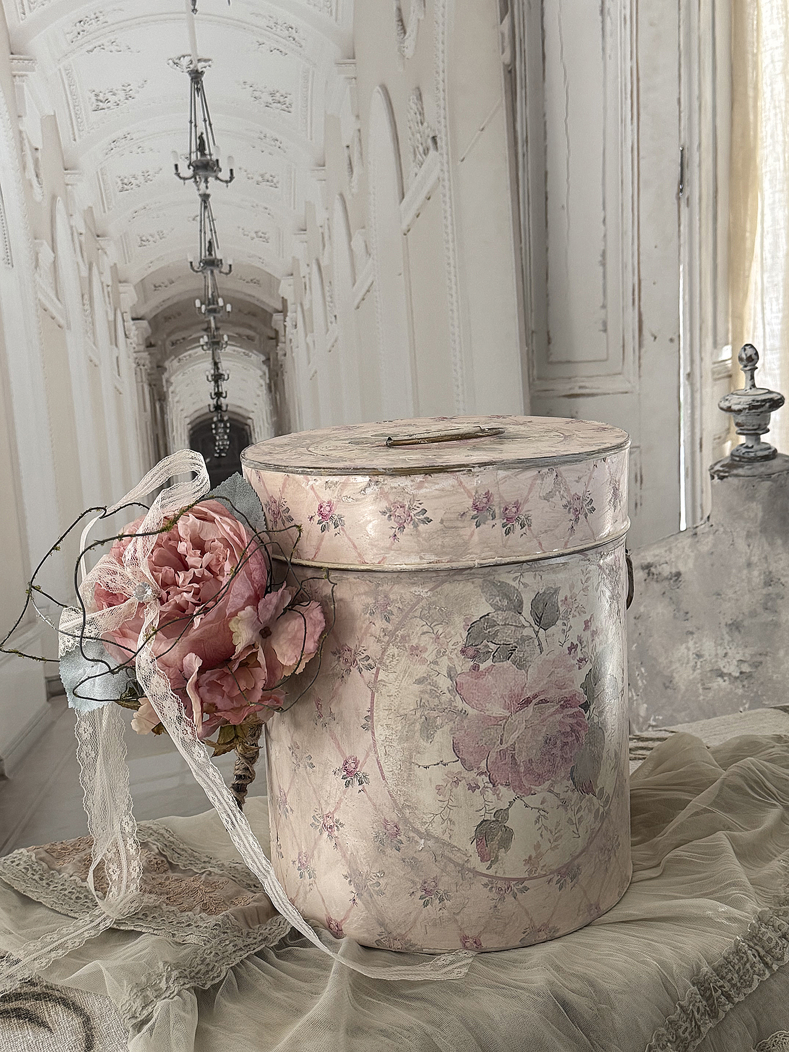 Alte Blechdose mit Rosen – romantisches Vintage-Arrangement