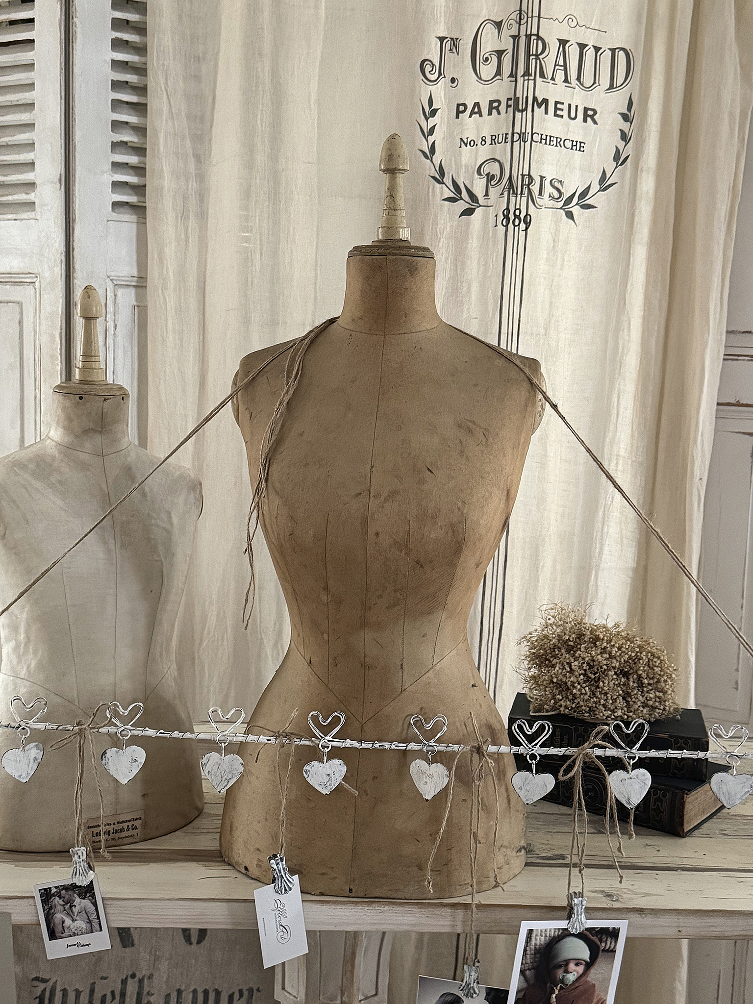  Süße, filigrane Hakenleiste im weißen Shabby-Kleid – ein herziger Blickfang***