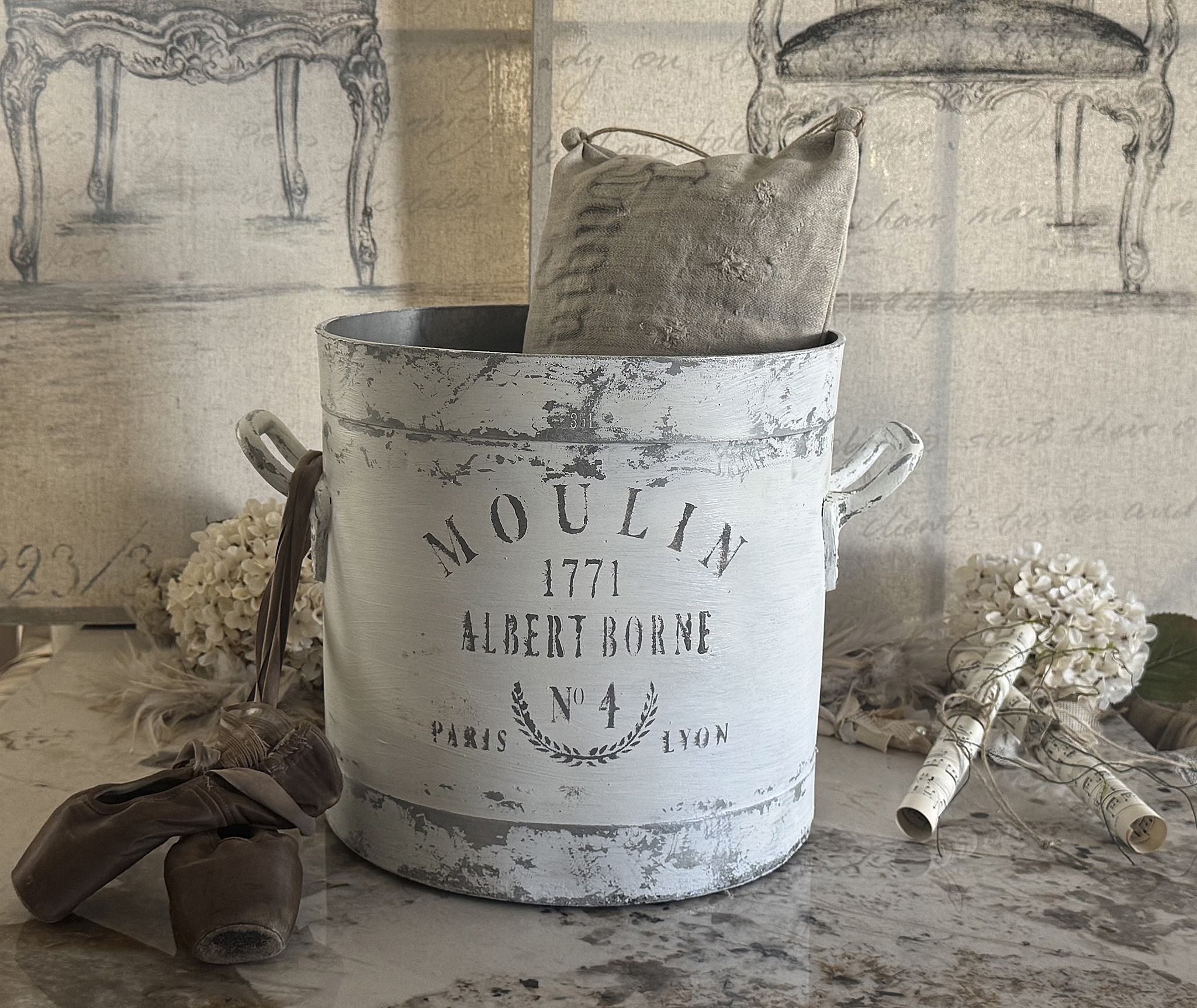 Großer alter Aluminiumtopf im französischen Shabby-Chic***