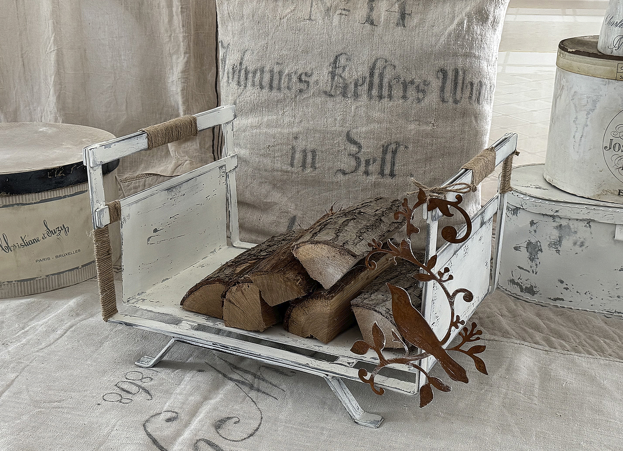 Gusseisenkorb, Holzlager im Shabby-Kleid***