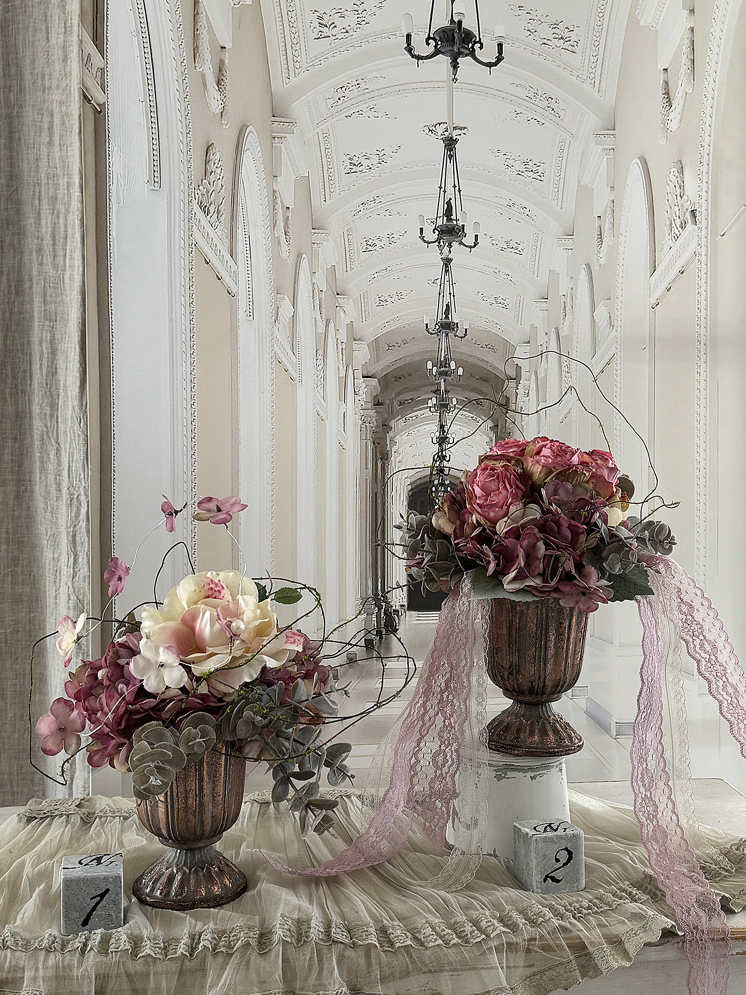 Handgearbeitete Seidensträuße mit Amphore***