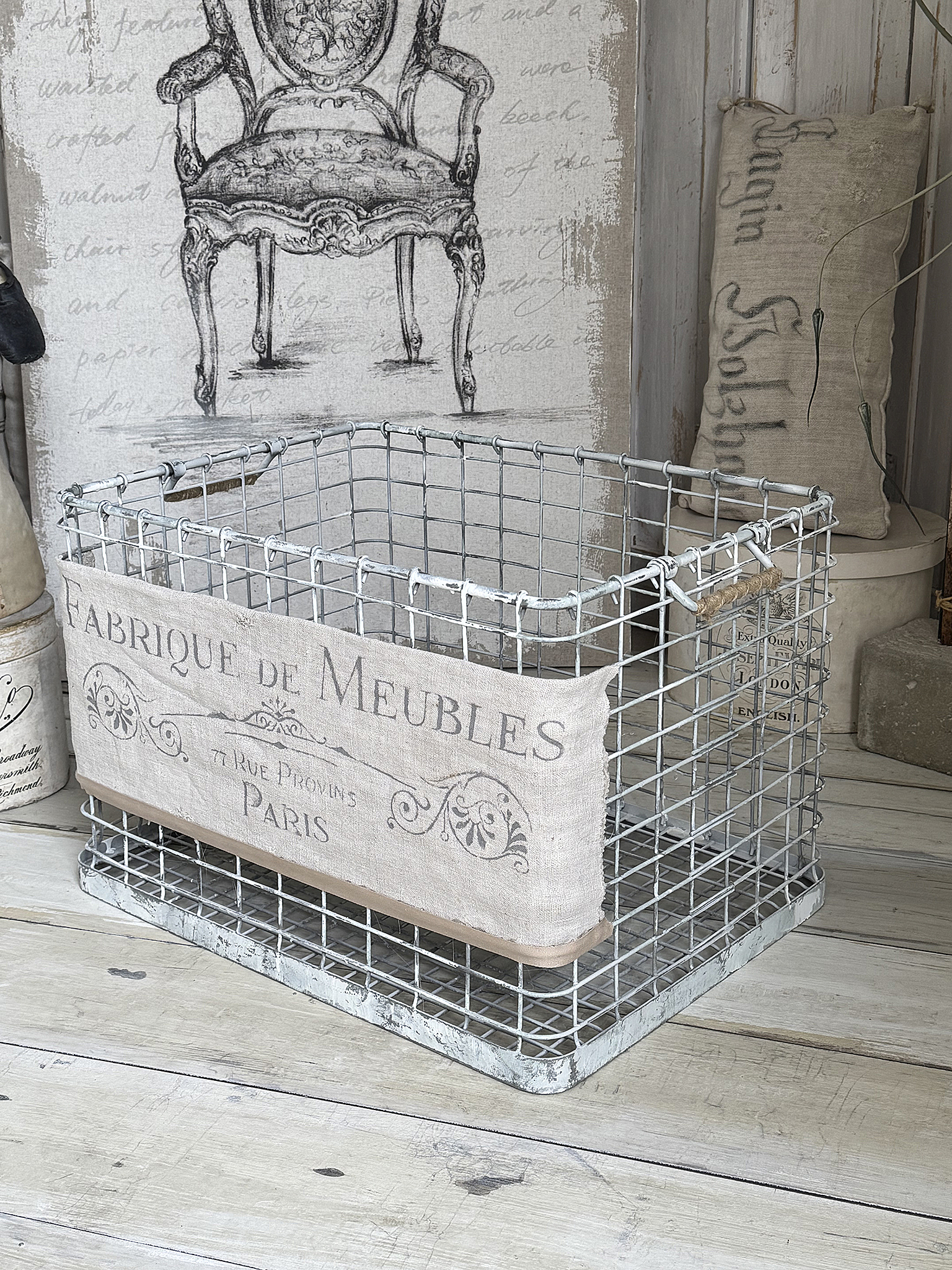Großer alter Eisenkorb mit Leinenschild***