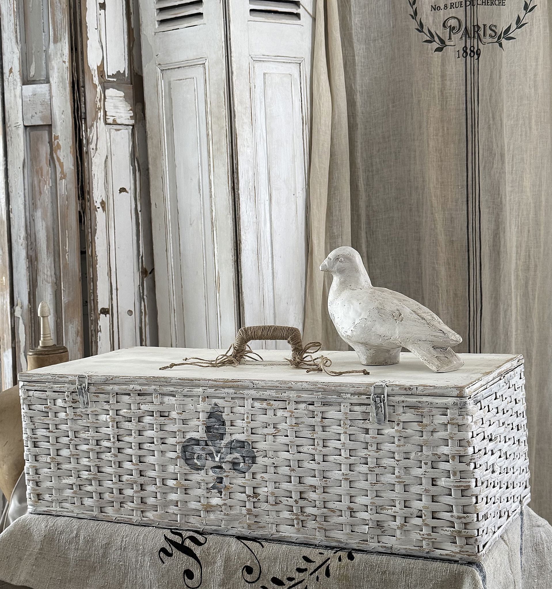  Alter Taubenkorb im weißen Shabby-Kleid – mit französischem Flair und Geschichte***