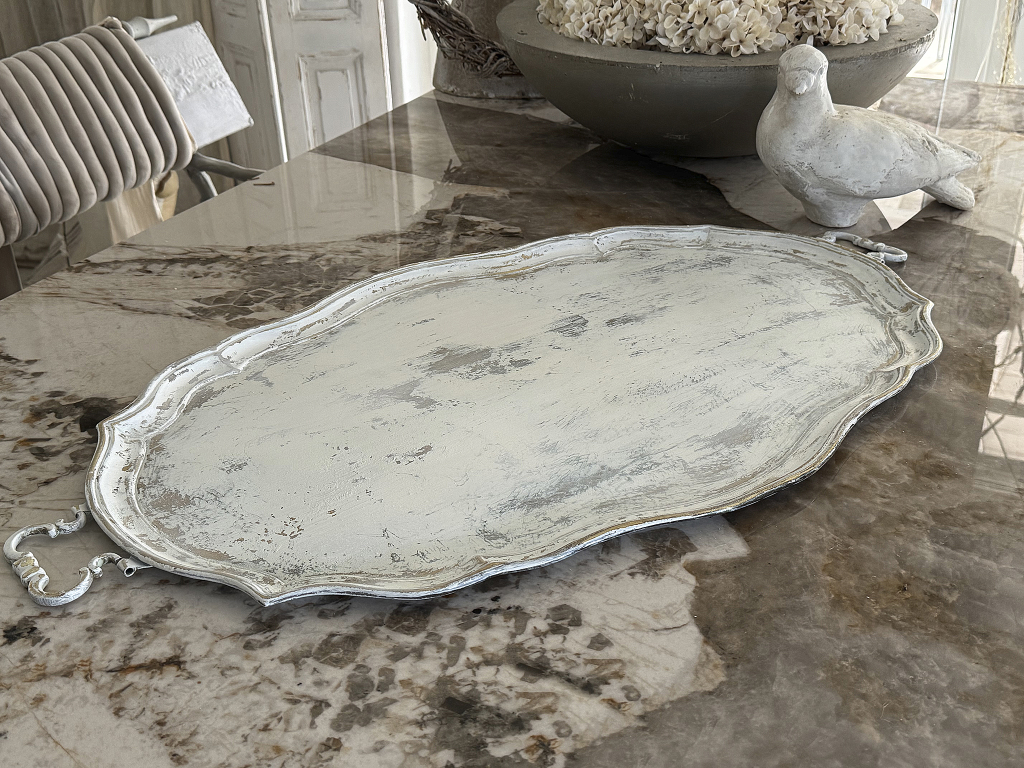 Sehr großes altes Messingtablett im mattweißen Shabby-Vintage-Look***