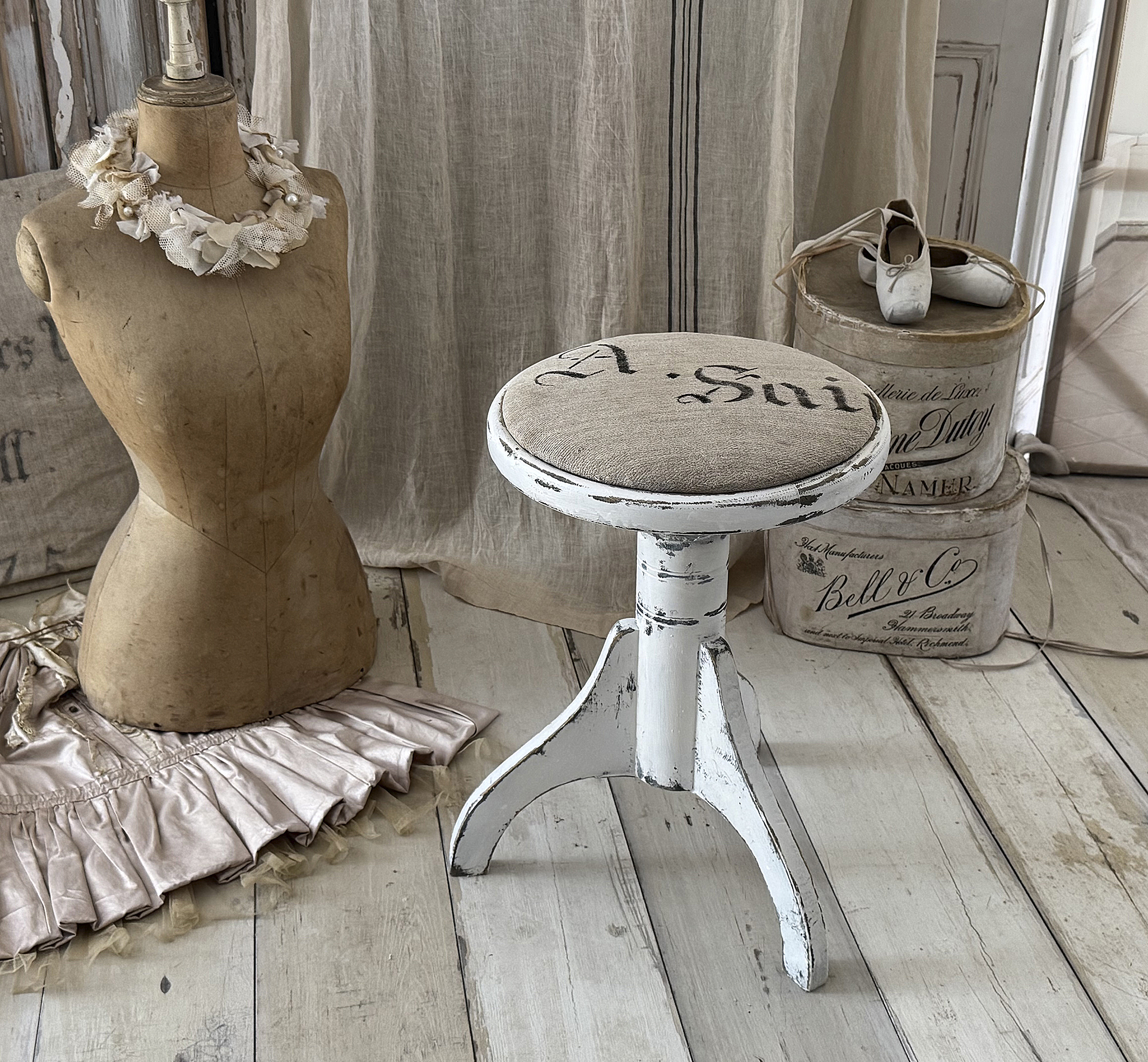 Alter Klavierhocker im Shabby Chic mit Leinensack-Bezug***