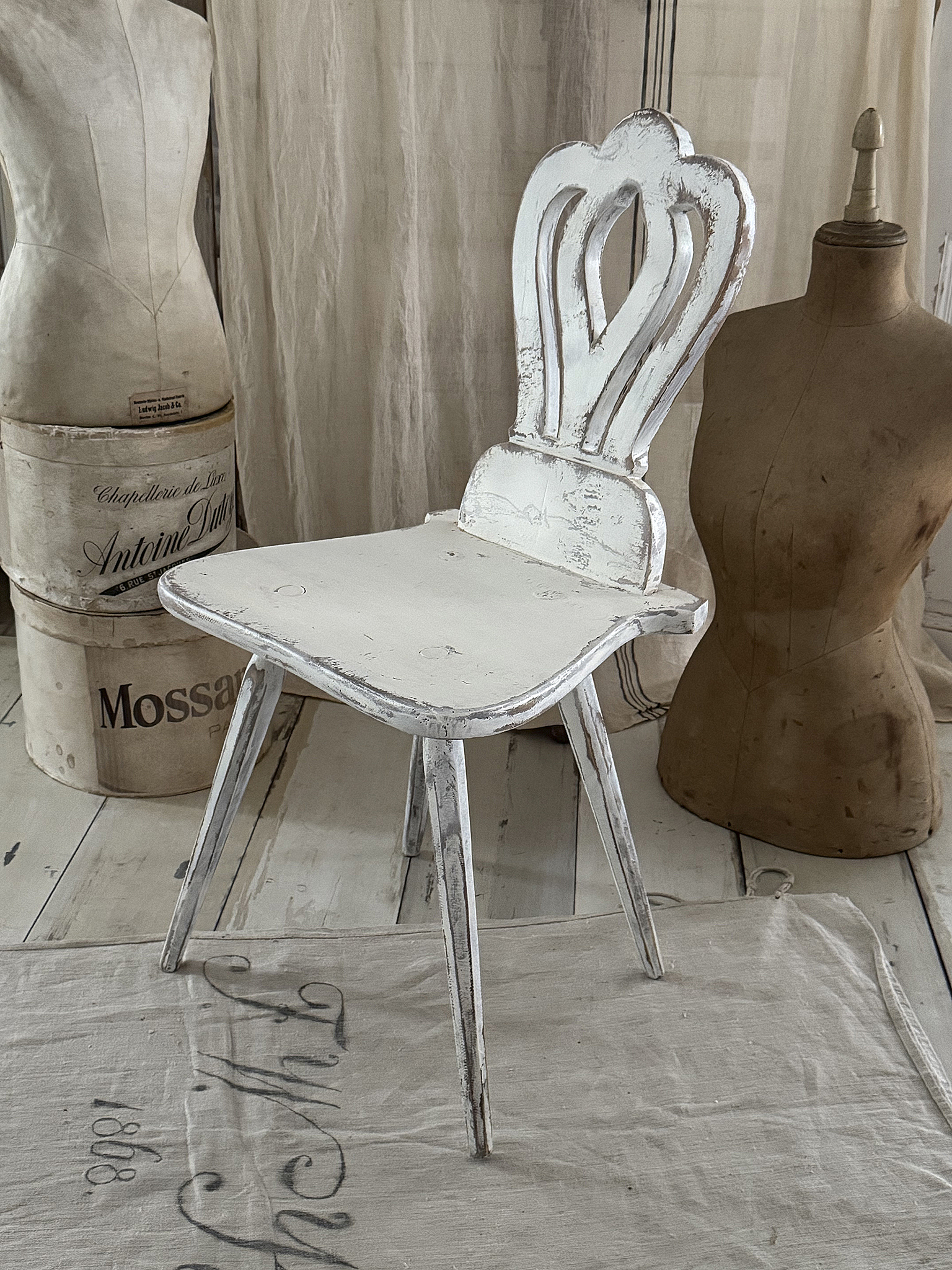 Alter, ausgefallener Bauernstuhl im Shabby-Chic***